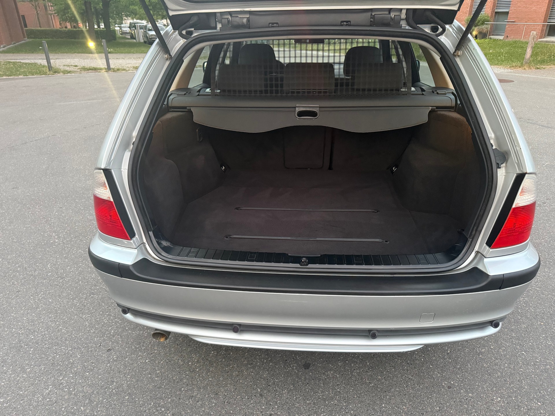 BMW 318i Touring-image-23