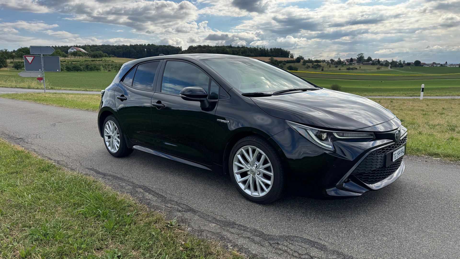 TOYOTA 2.0 HSD Trend-image-1