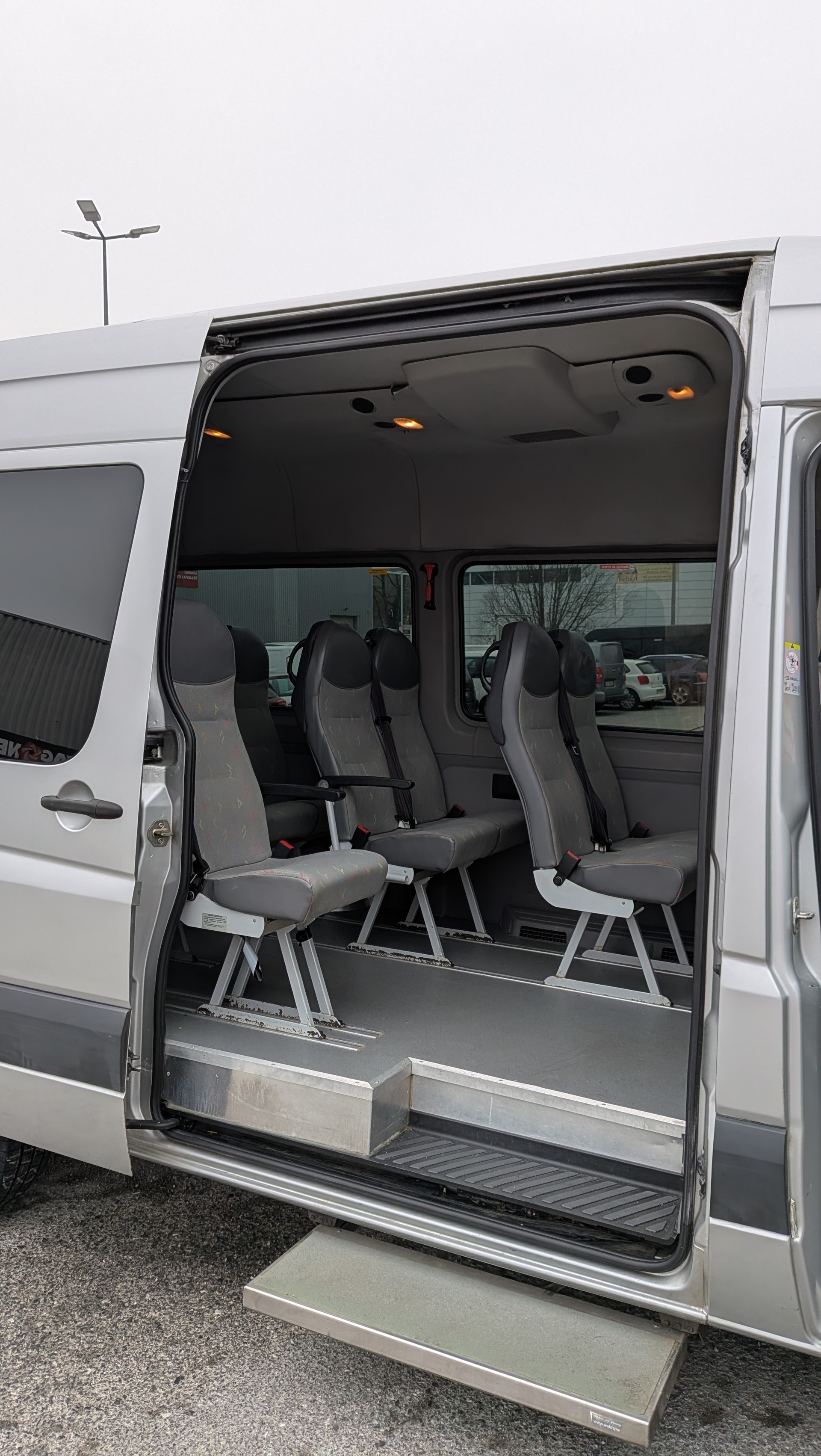 VW 35 Walds MINIBUS 12P-image-10