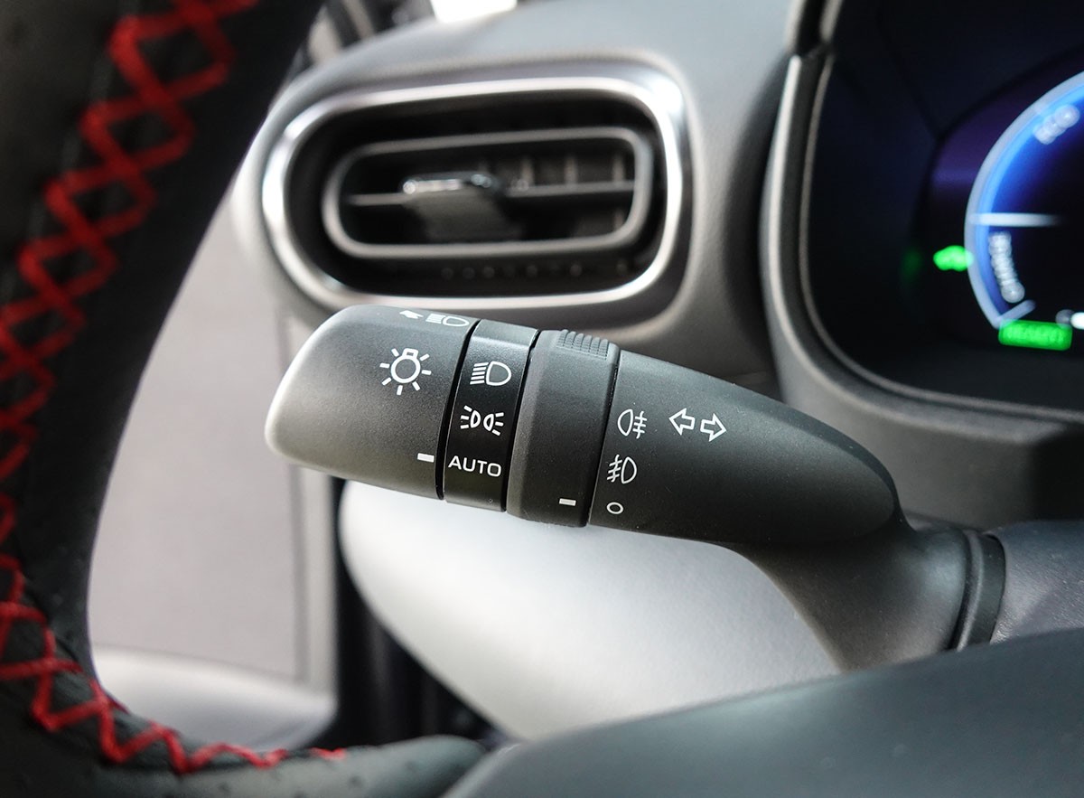 TOYOTA Yaris 1.5 GR Sport e-CVT Panoramaglasdach, JBL, Head-Up Display-image-17