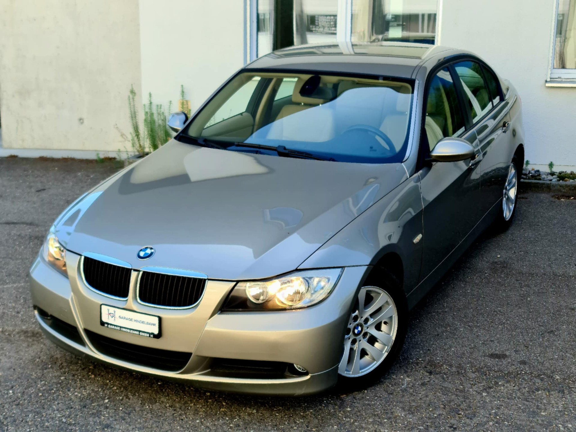 BMW 318i Access-image-0