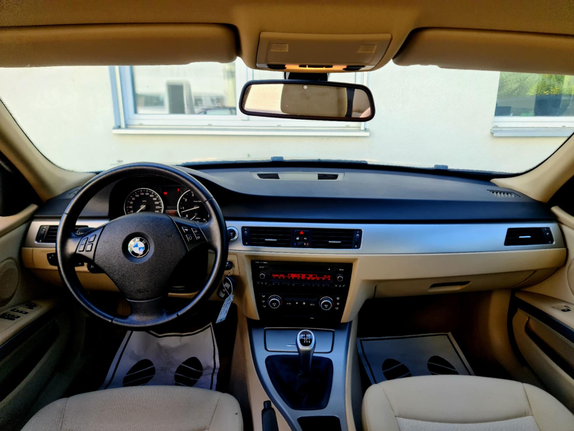 BMW 318i Access-image-8