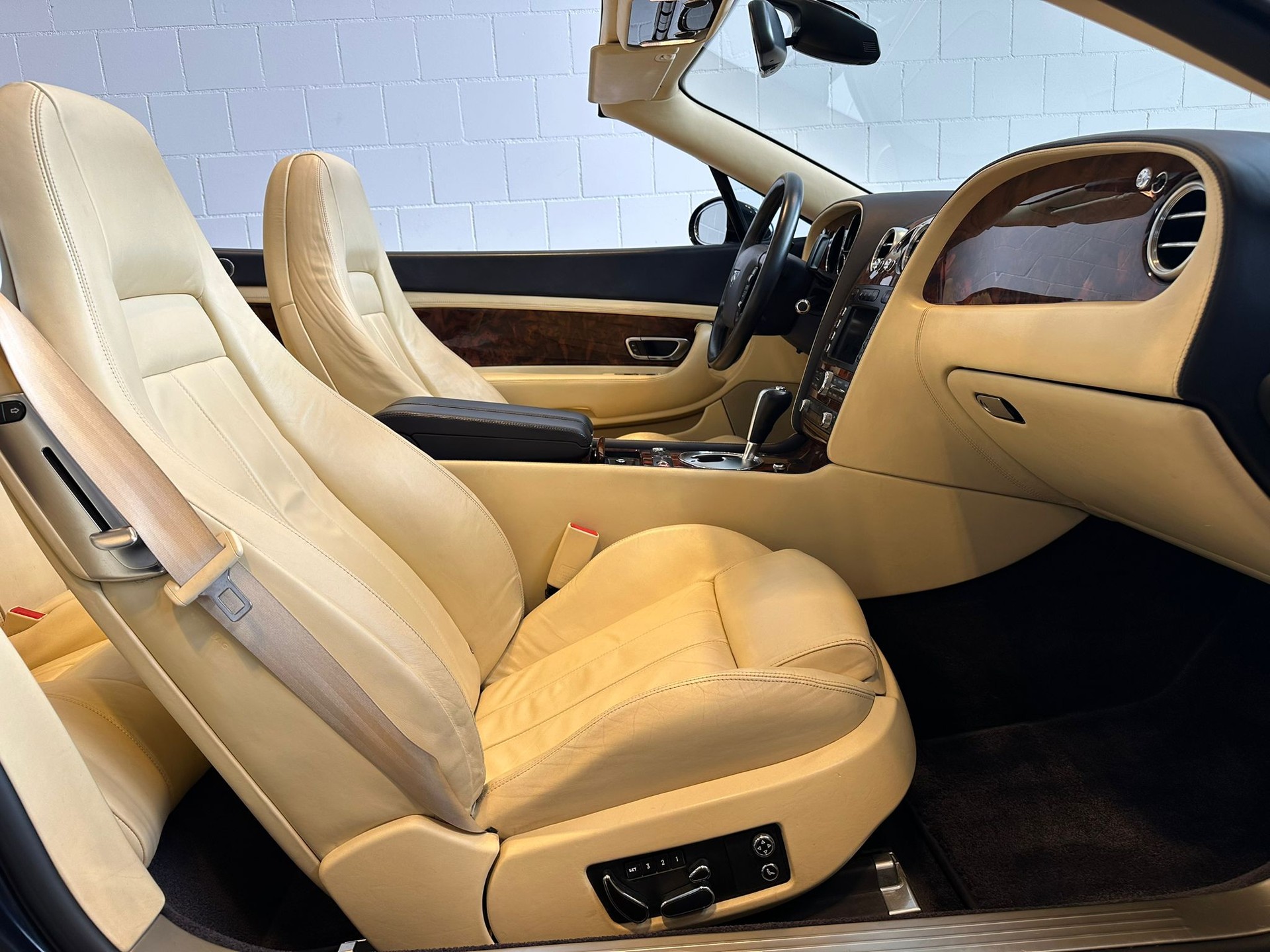 BENTLEY Continental GTC 6.0-image-13