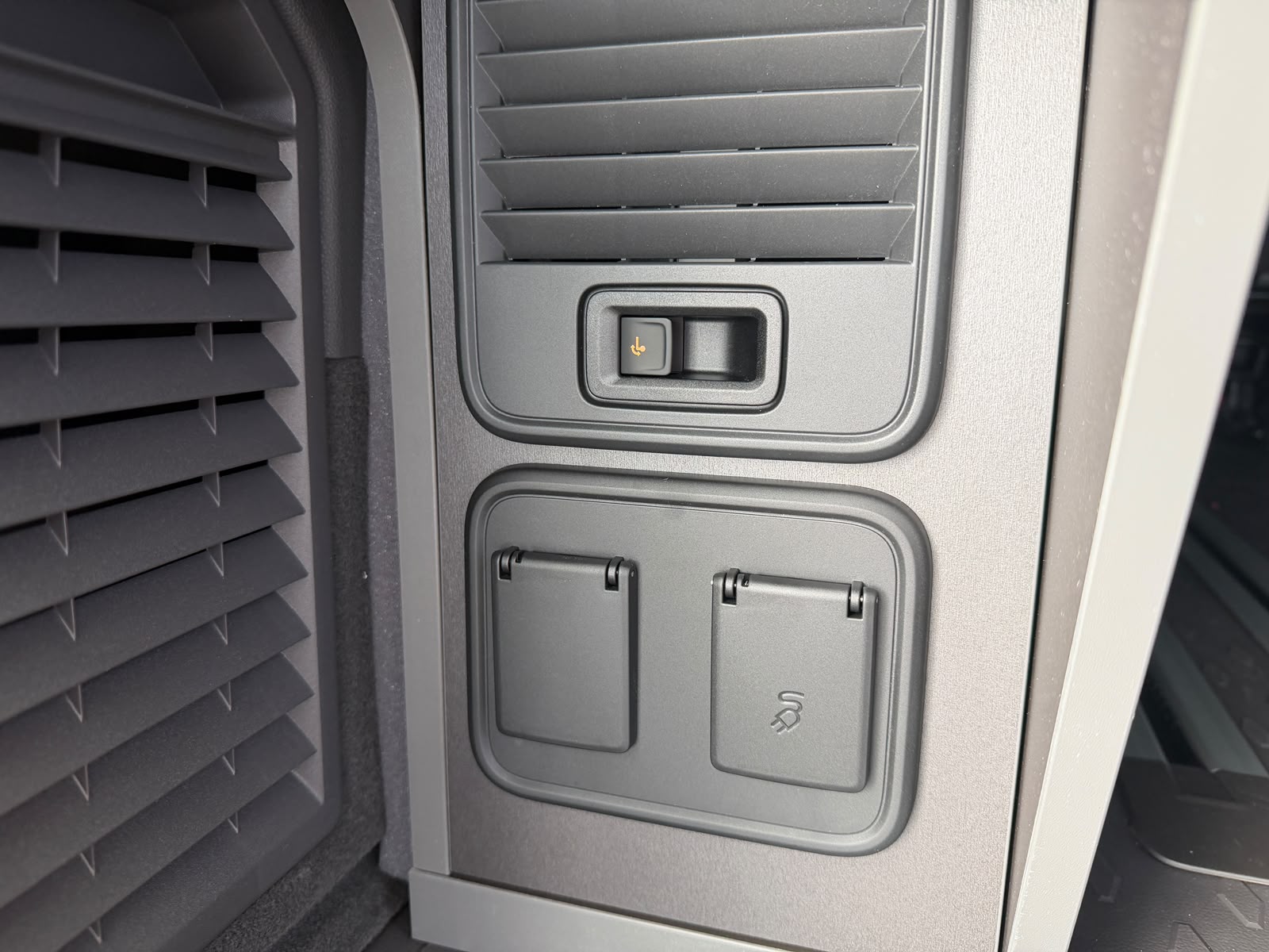 VW California eHybrid 4x4 Beach Tour Liberty 4Motion mit 5-Sitzplätzen-image-11