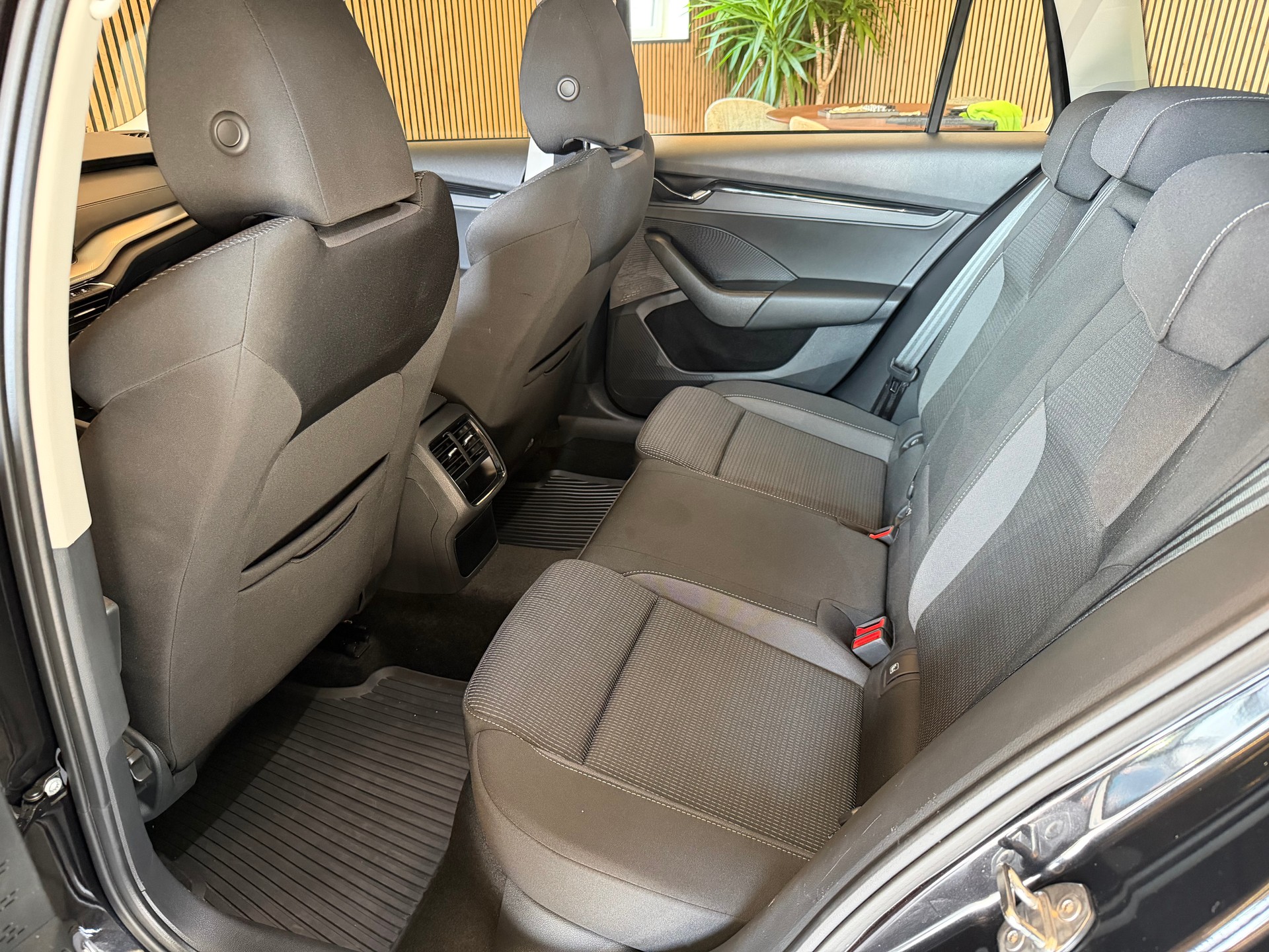 SKODA Octavia Combi 2.0 TDI Ambition 4x4 DSG-image-13