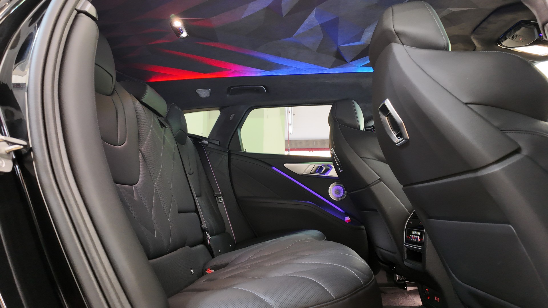 BMW XM xDrive PHEV Steptronic-image-21
