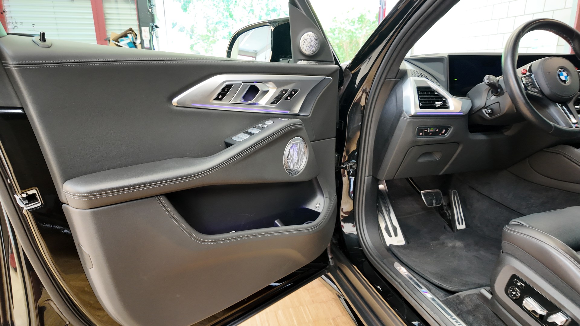 BMW XM xDrive PHEV Steptronic-image-16