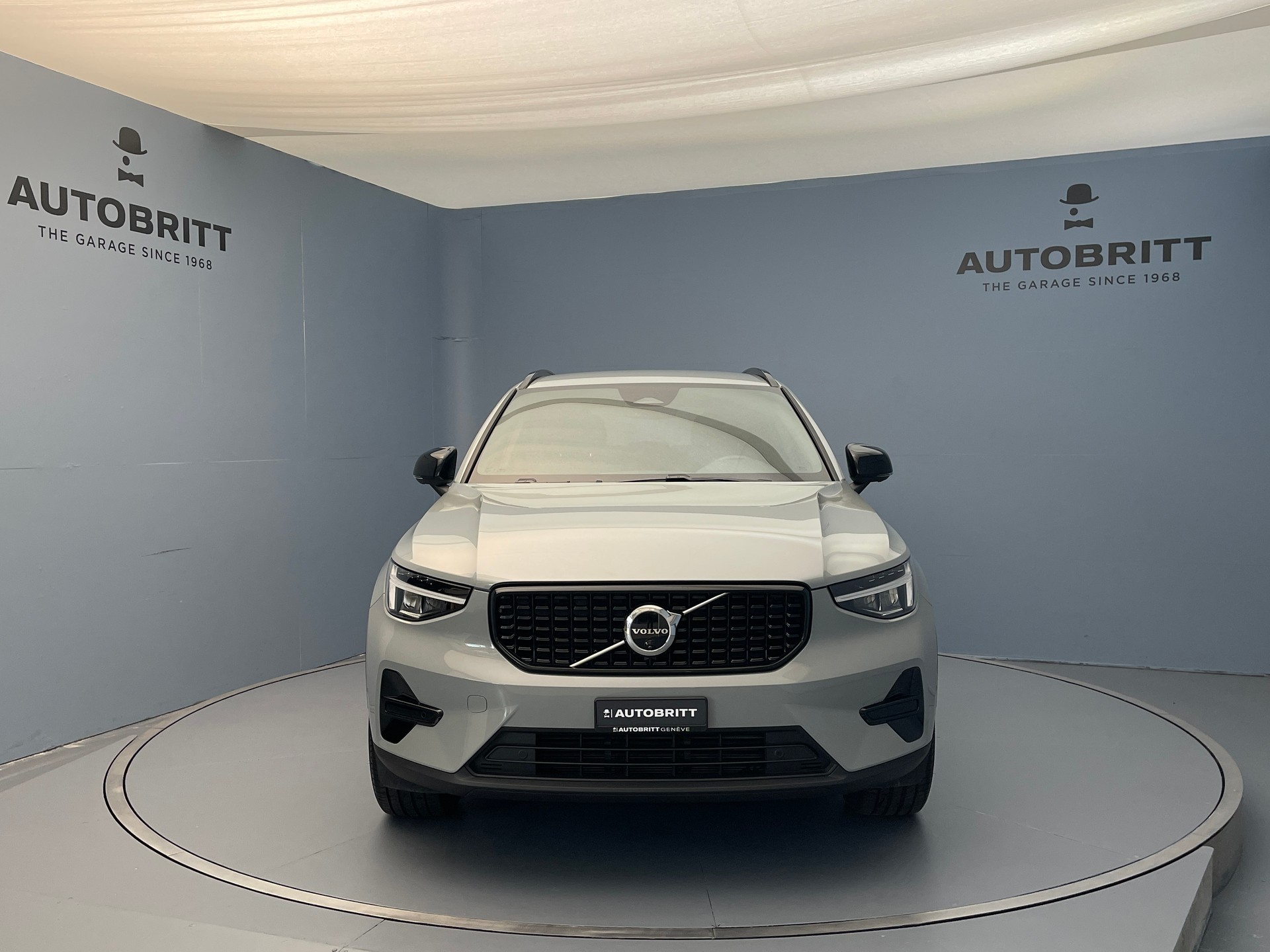VOLVO XC40 2.0 B3 MH Plus Dark-image-4