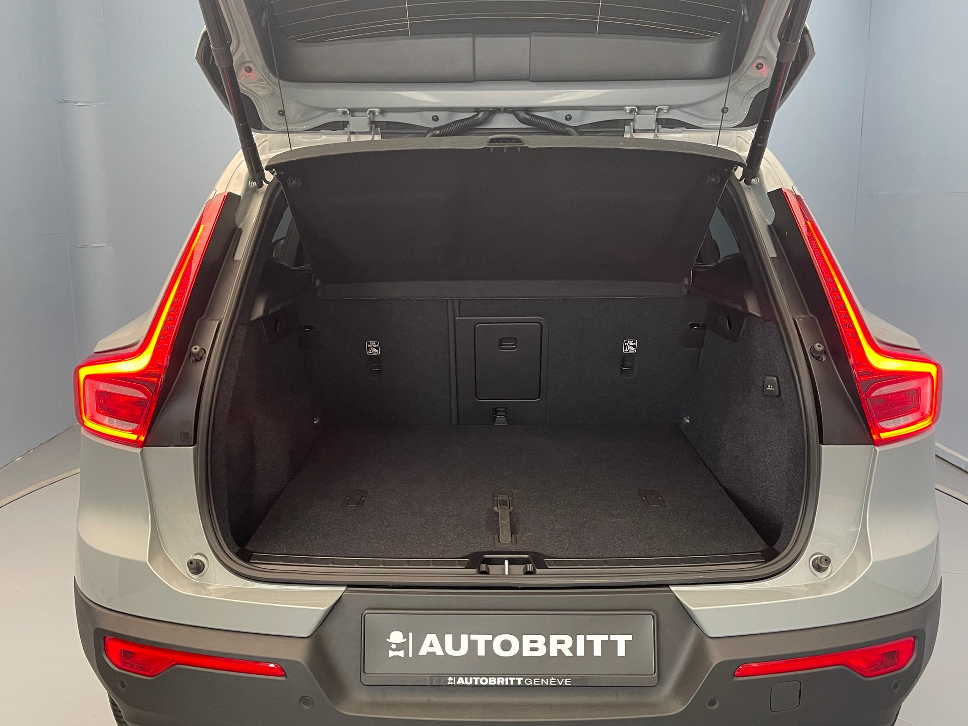 VOLVO XC40 2.0 B3 MH Plus Dark-image-7
