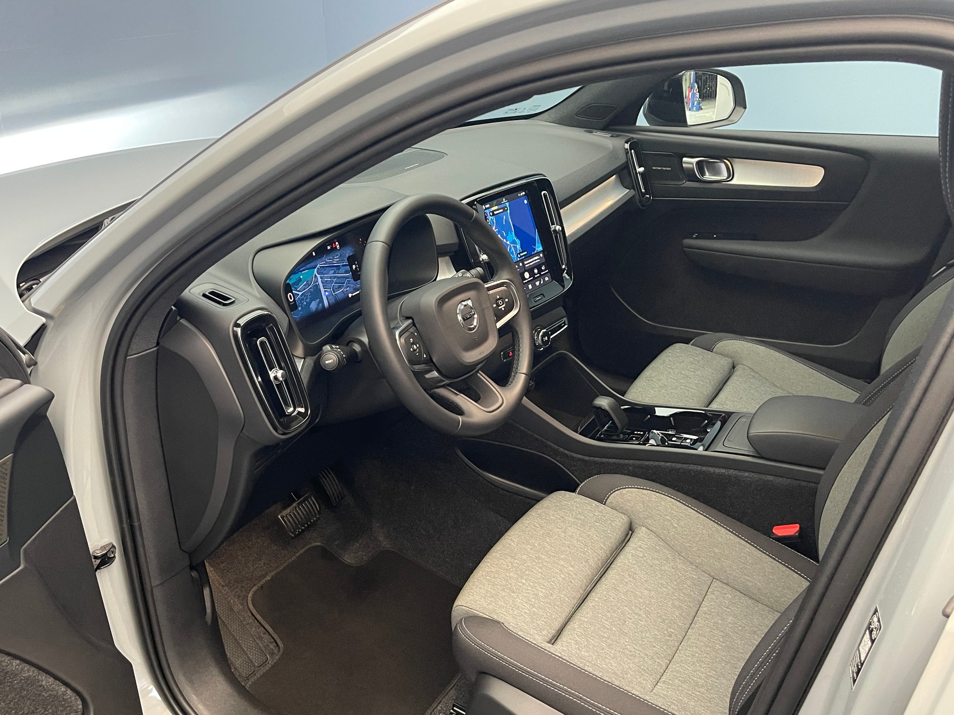 VOLVO XC40 2.0 B3 MH Plus Dark-image-11