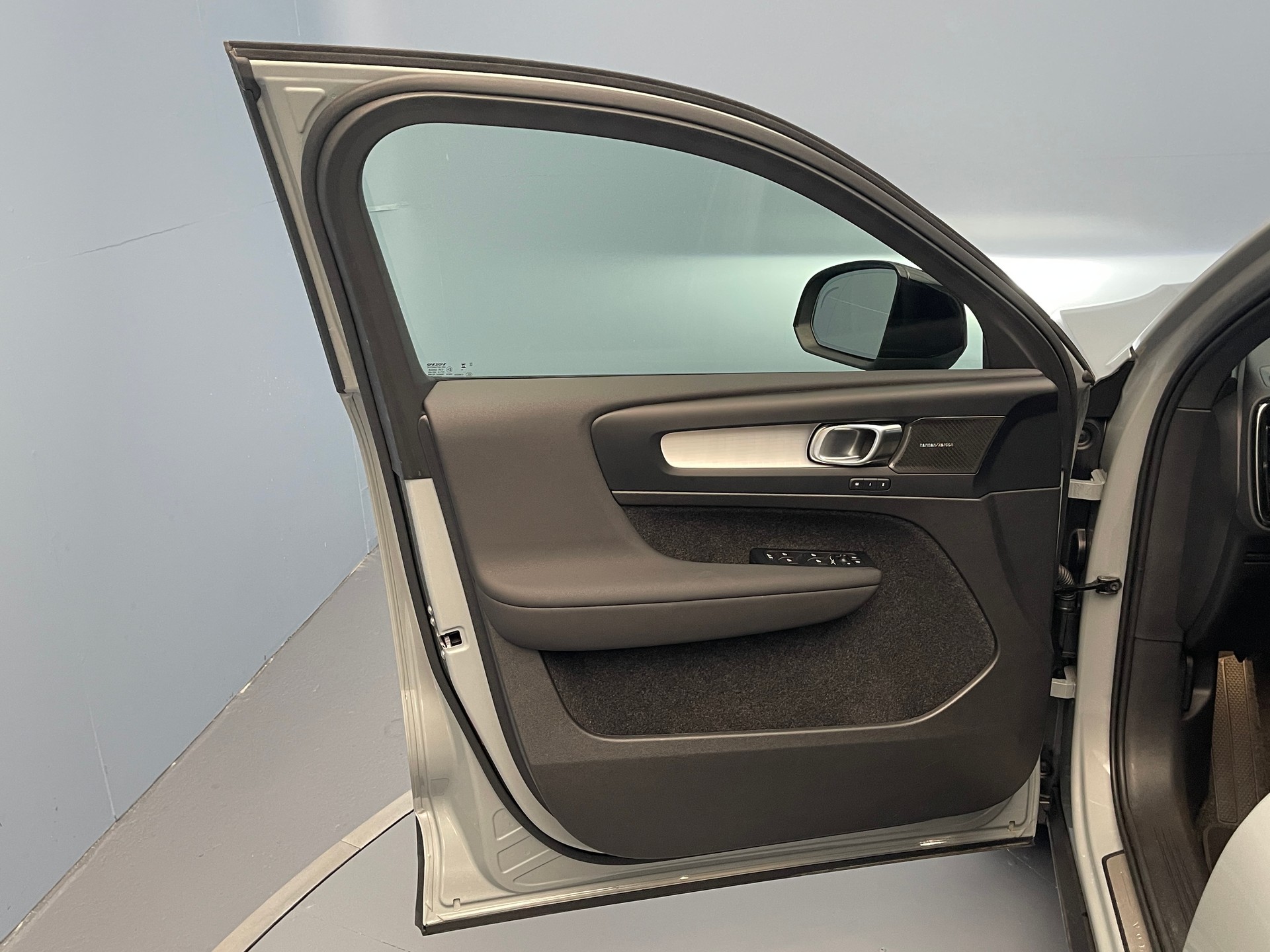 VOLVO XC40 2.0 B3 MH Plus Dark-image-10