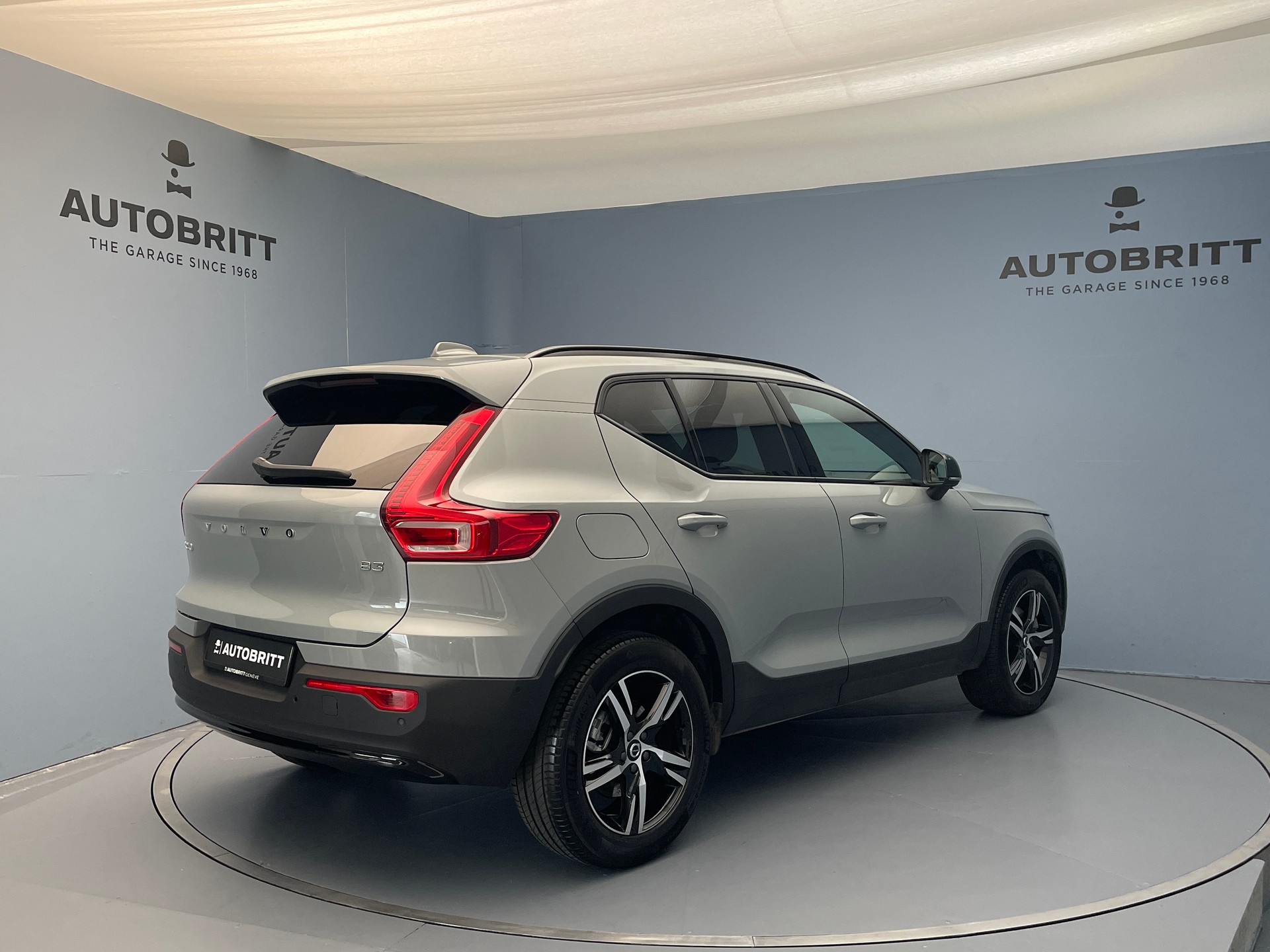 VOLVO XC40 2.0 B3 MH Plus Dark-image-1