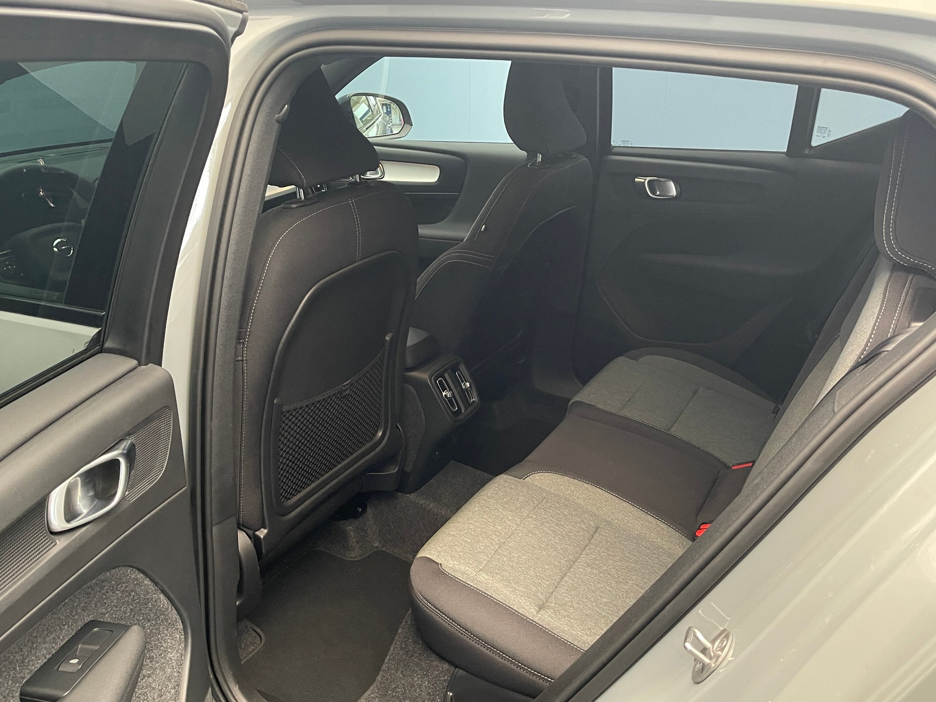 VOLVO XC40 2.0 B3 MH Plus Dark-image-8