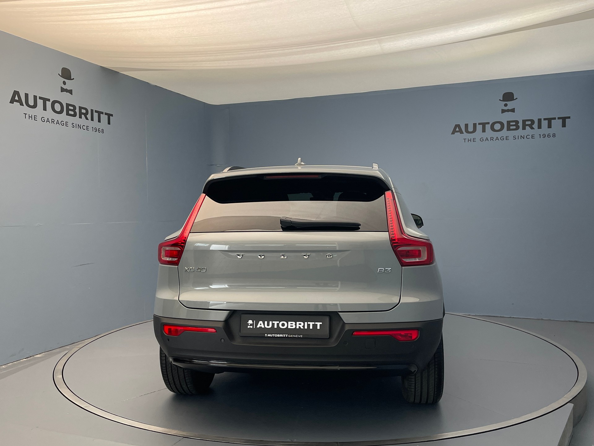VOLVO XC40 2.0 B3 MH Plus Dark-image-3