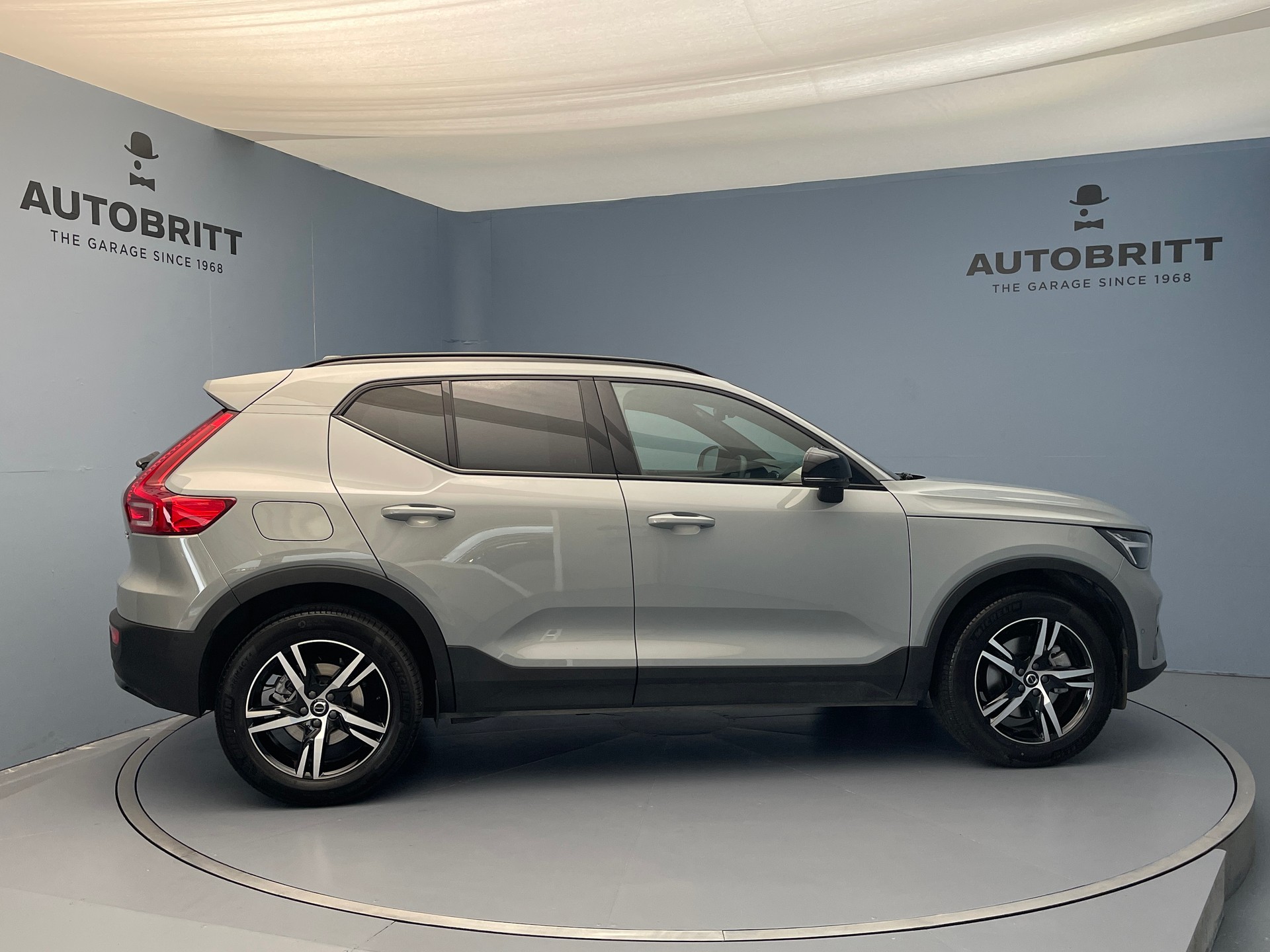 VOLVO XC40 2.0 B3 MH Plus Dark-image-2