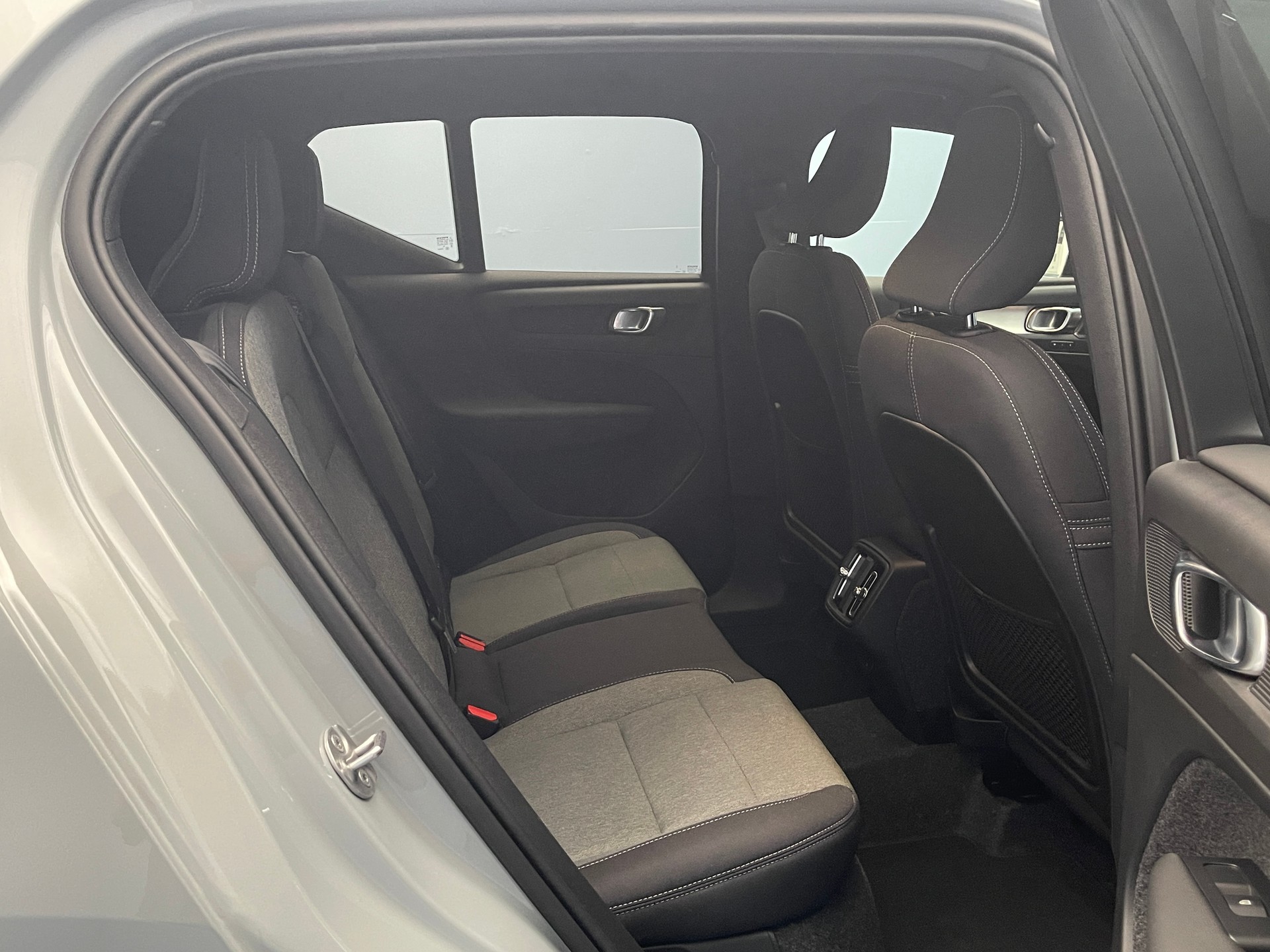 VOLVO XC40 2.0 B3 MH Plus Dark-image-6