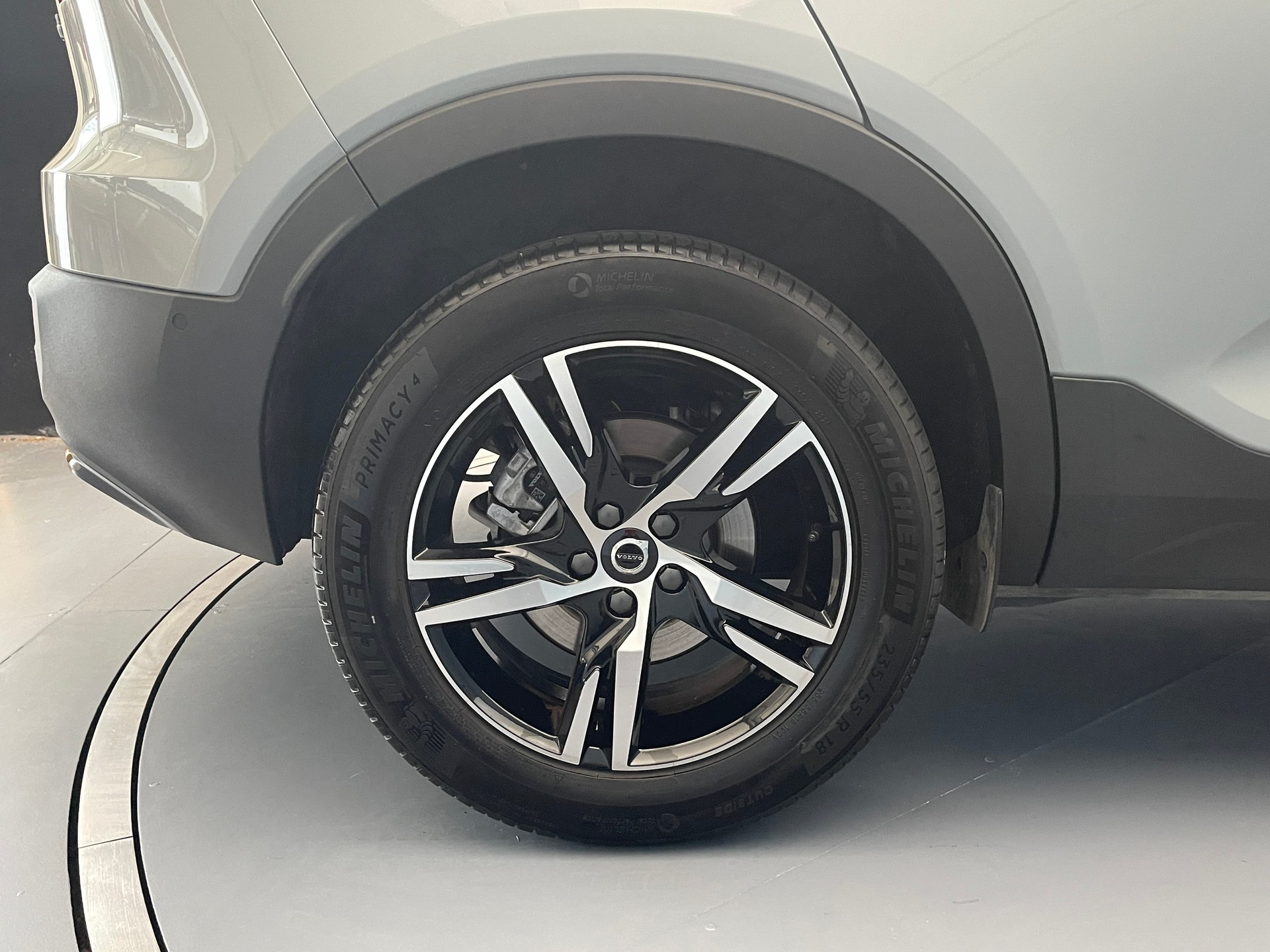 VOLVO XC40 2.0 B3 MH Plus Dark-image-5