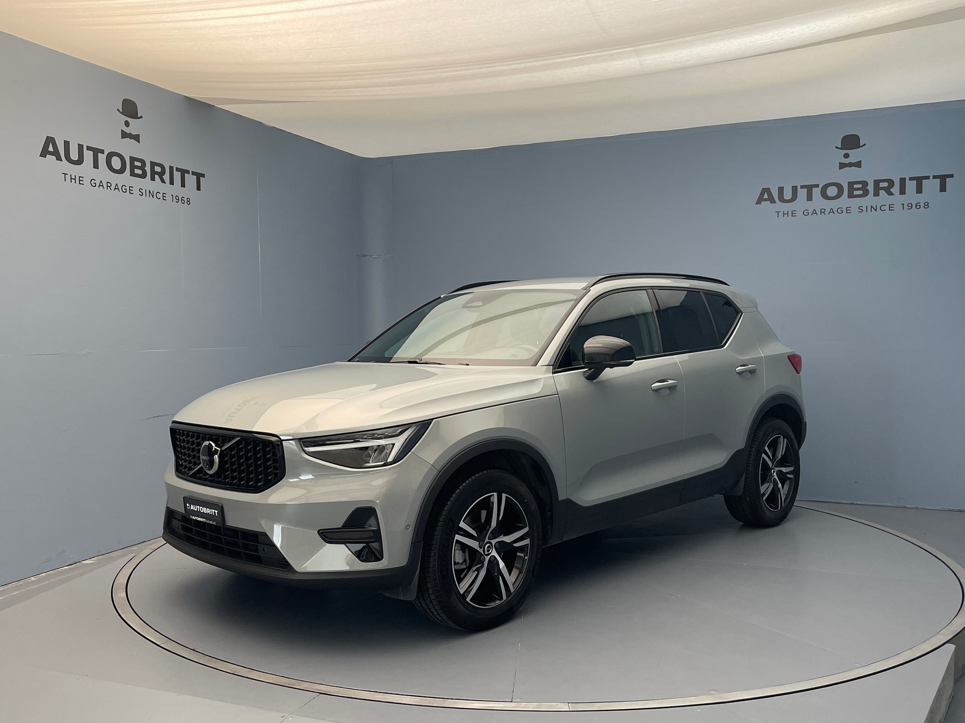 VOLVO XC40 2.0 B3 MH Plus Dark-image-0