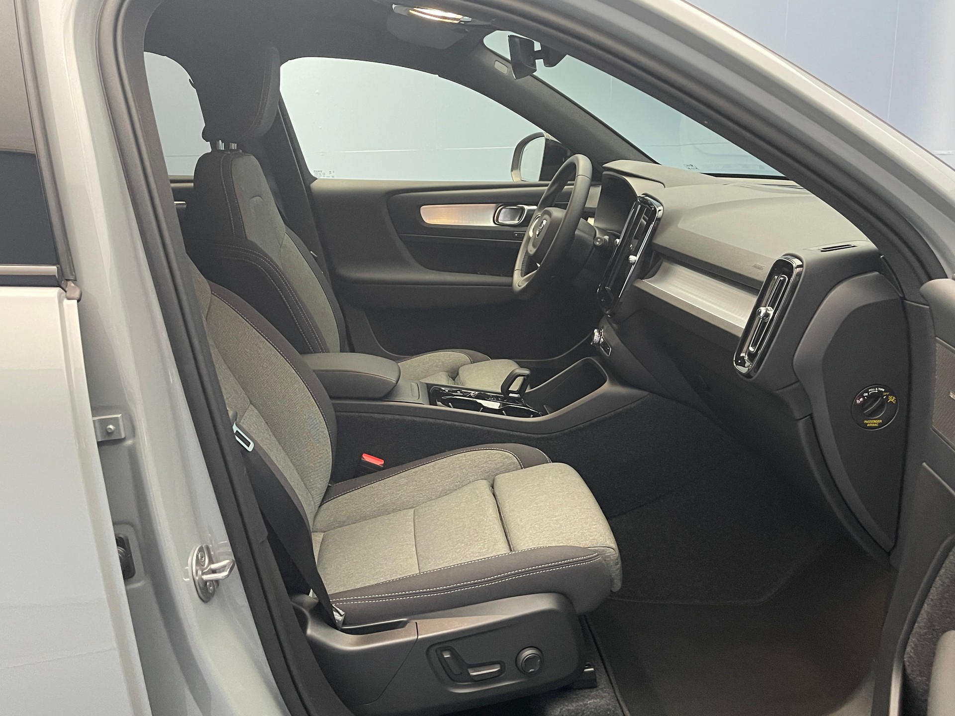 VOLVO XC40 2.0 B3 MH Plus Dark-image-9