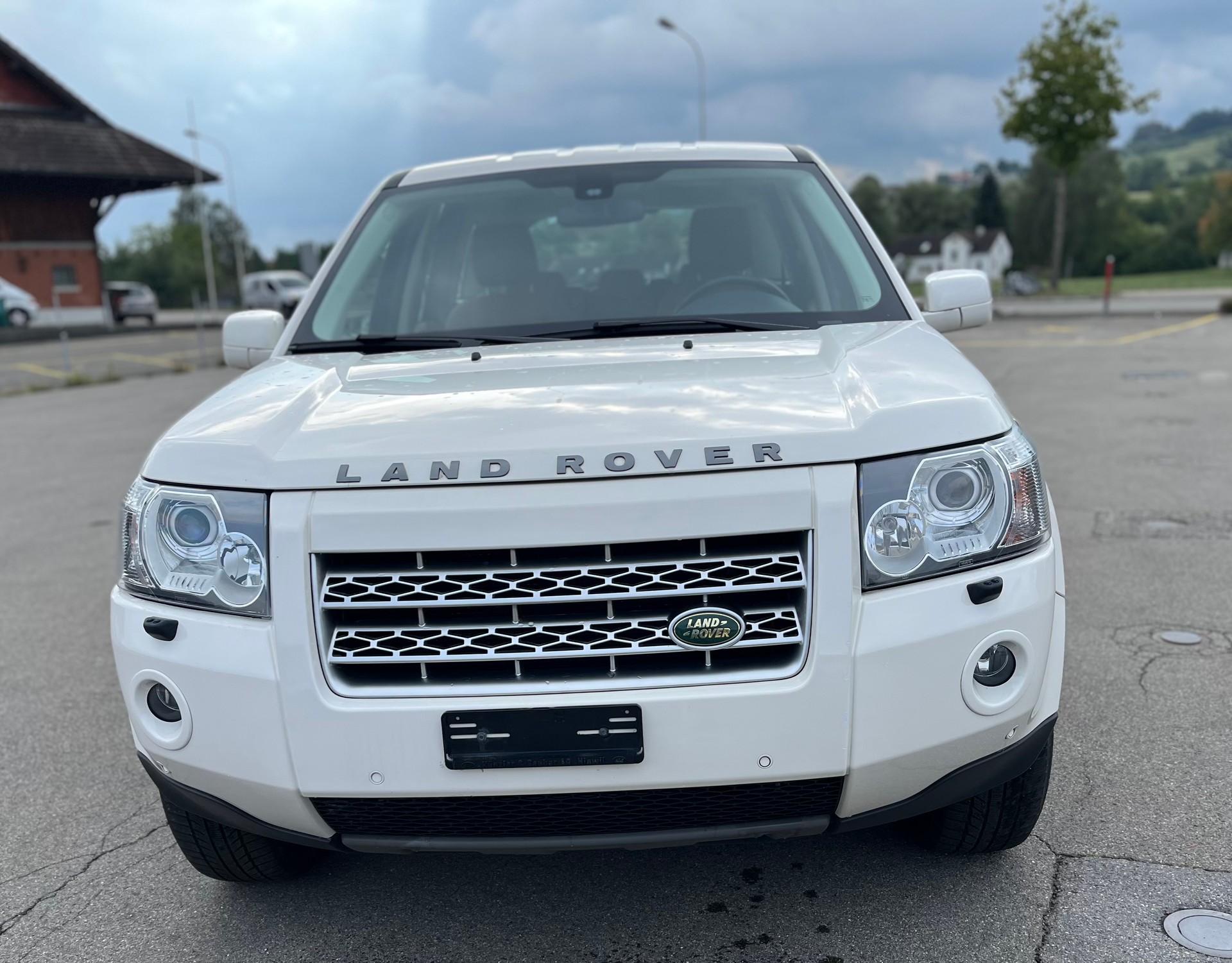 LAND ROVER Sehr gepflegt mit braunen dunkel Automat-image-0