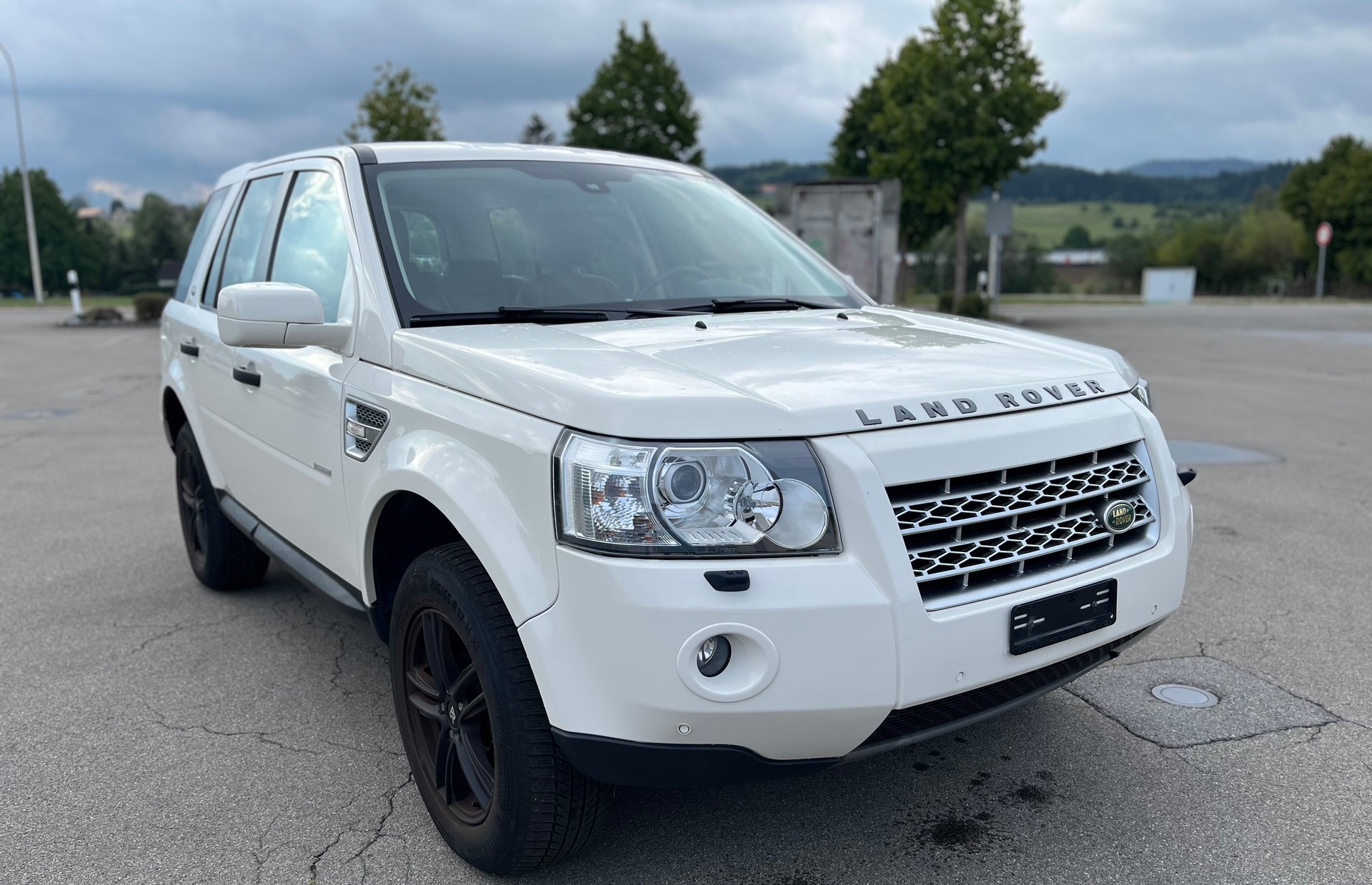 LAND ROVER Sehr gepflegt mit braunen dunkel Automat-image-1