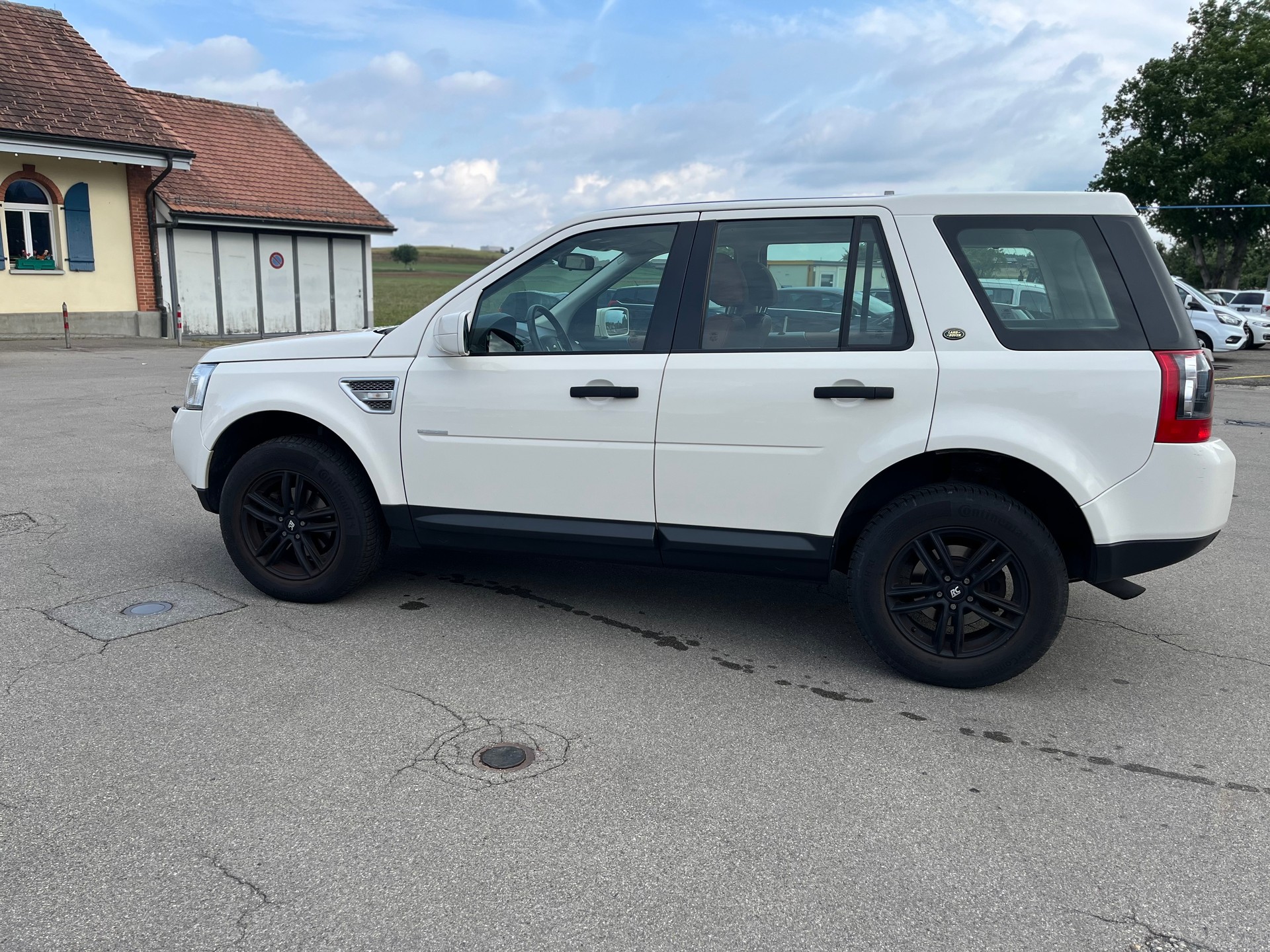 LAND ROVER Sehr gepflegt mit braunen dunkel Automat-image-15