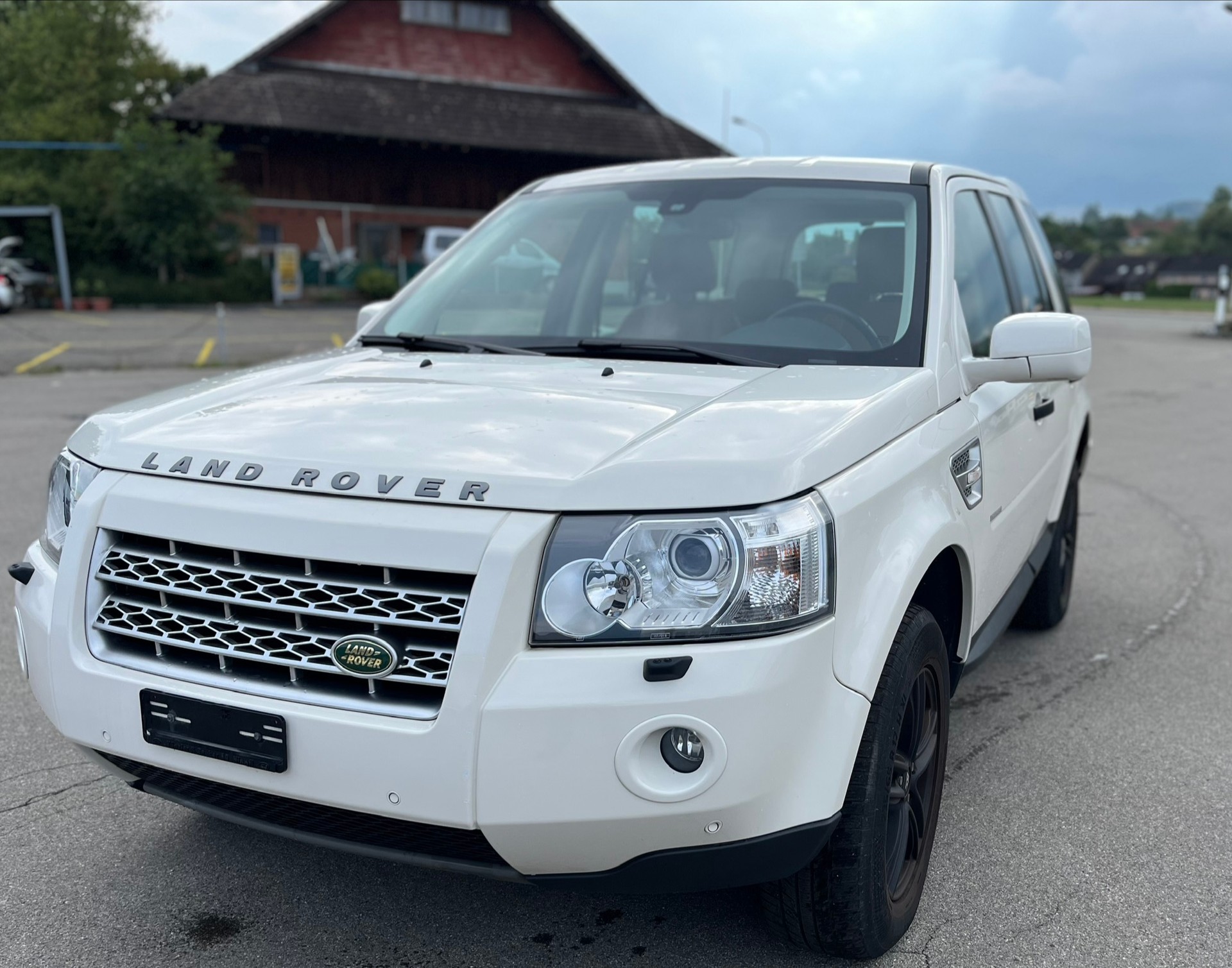 LAND ROVER Sehr gepflegt mit braunen dunkel Automat-image-2