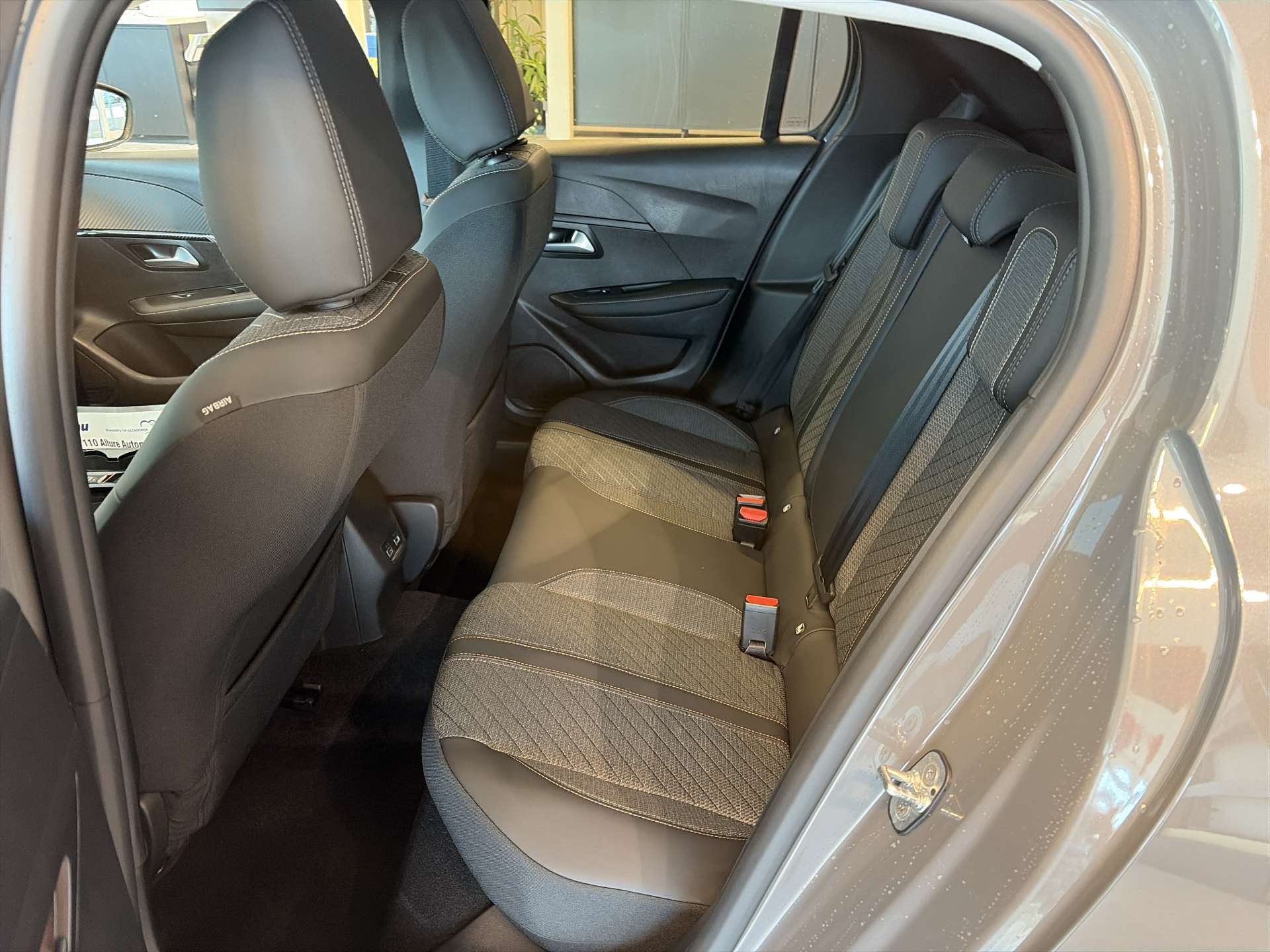 PEUGEOT 208 1.2 MHEV 110 Allure Automat-image-6