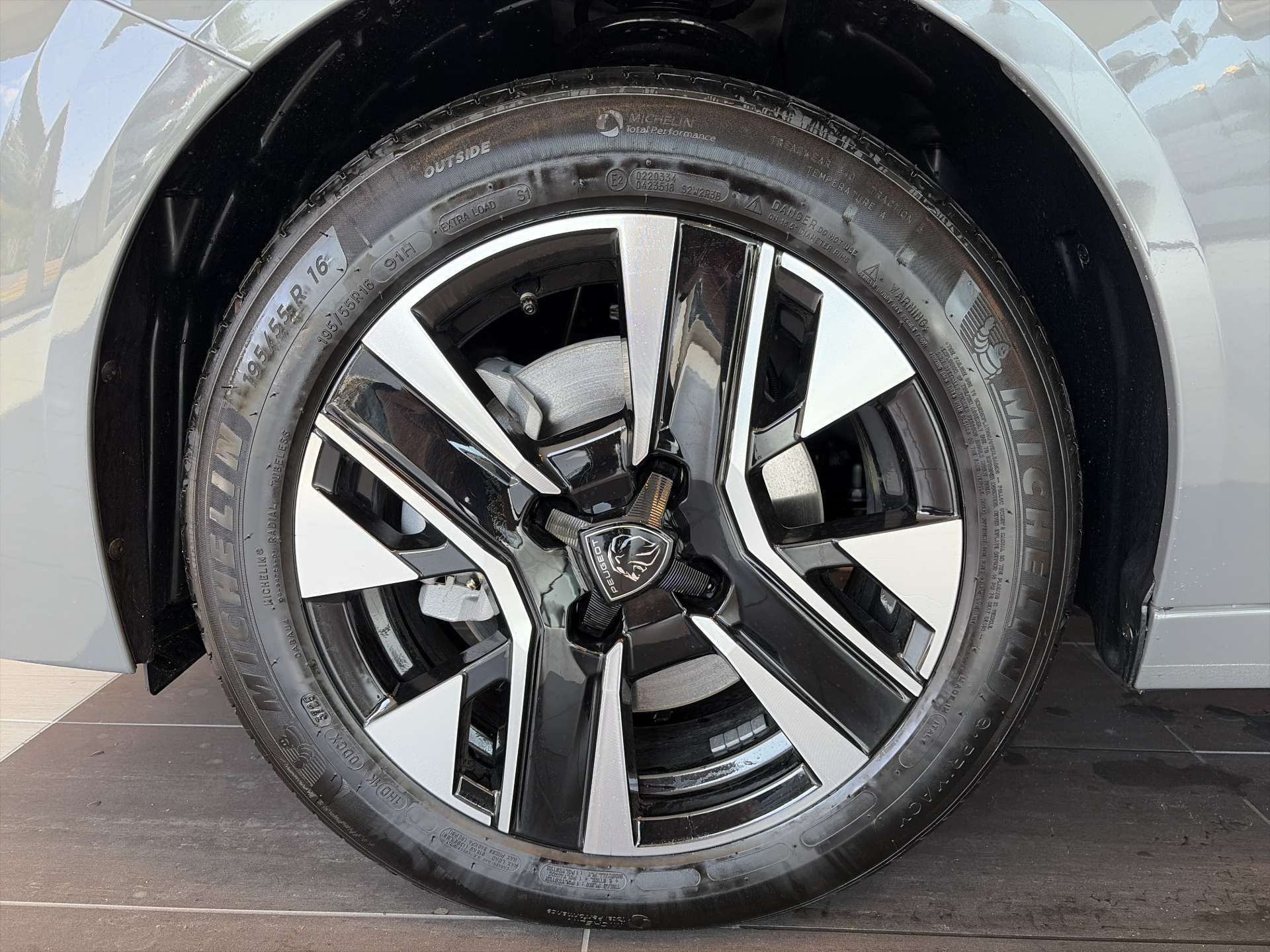 PEUGEOT 208 1.2 MHEV 110 Allure Automat-image-8