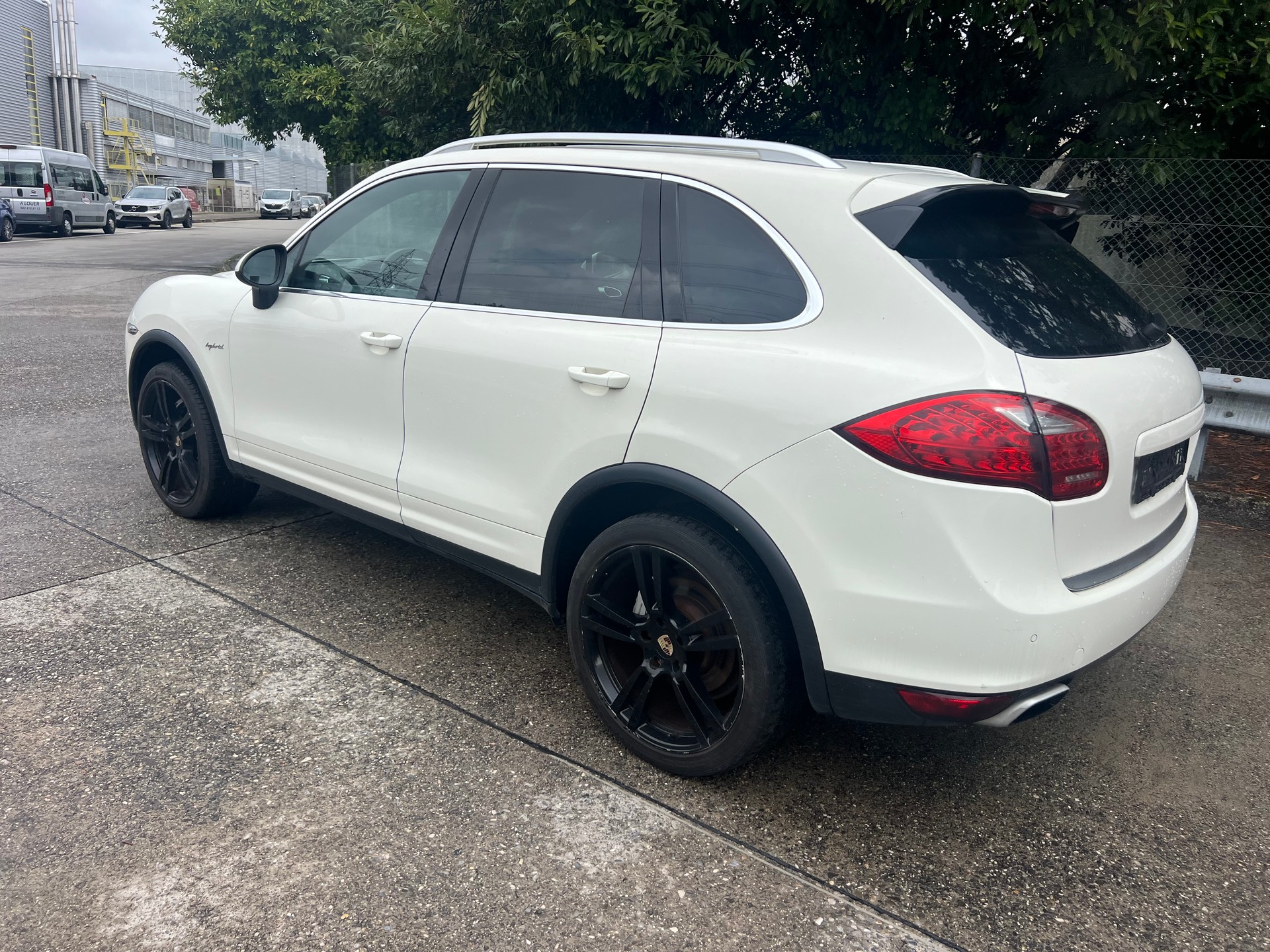 PORSCHE Cayenne S Hybrid-image-3
