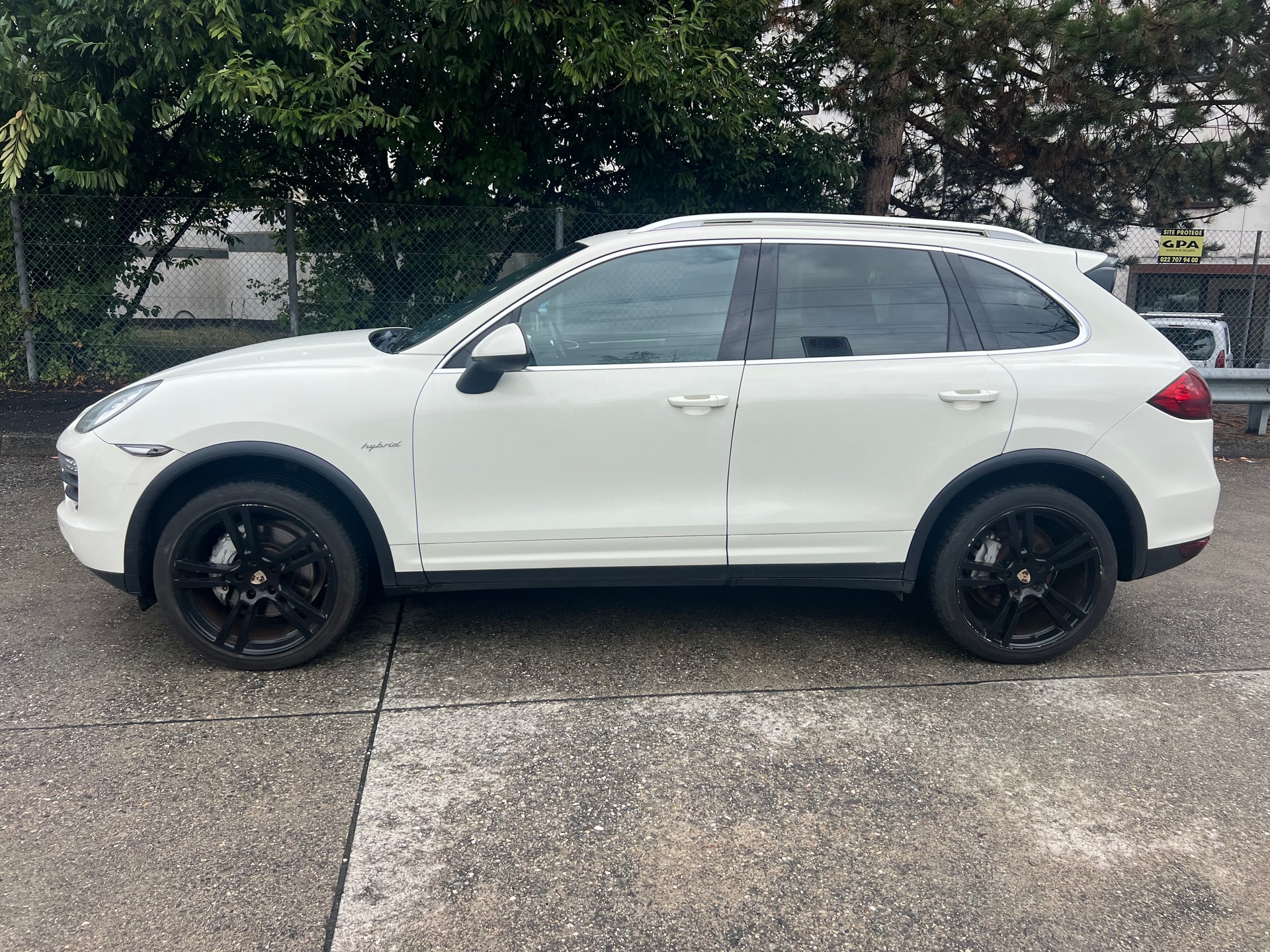 PORSCHE Cayenne S Hybrid-image-2