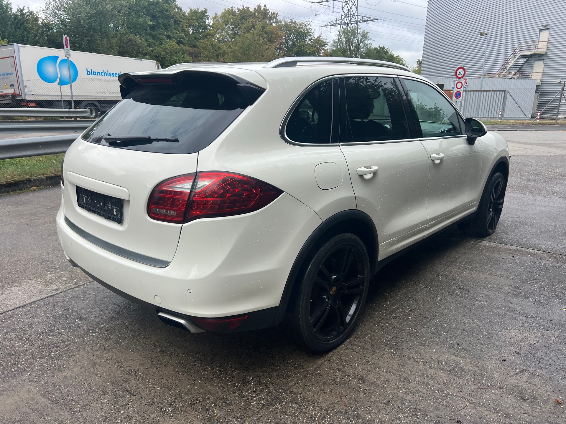 PORSCHE Cayenne S Hybrid-image-5