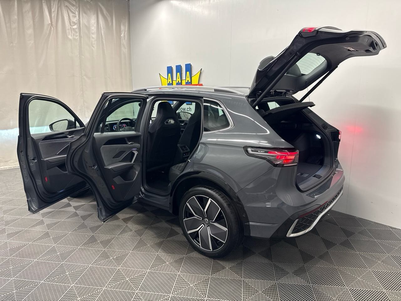 VW Tiguan 2.0 TDI R-Line Limit-image-15