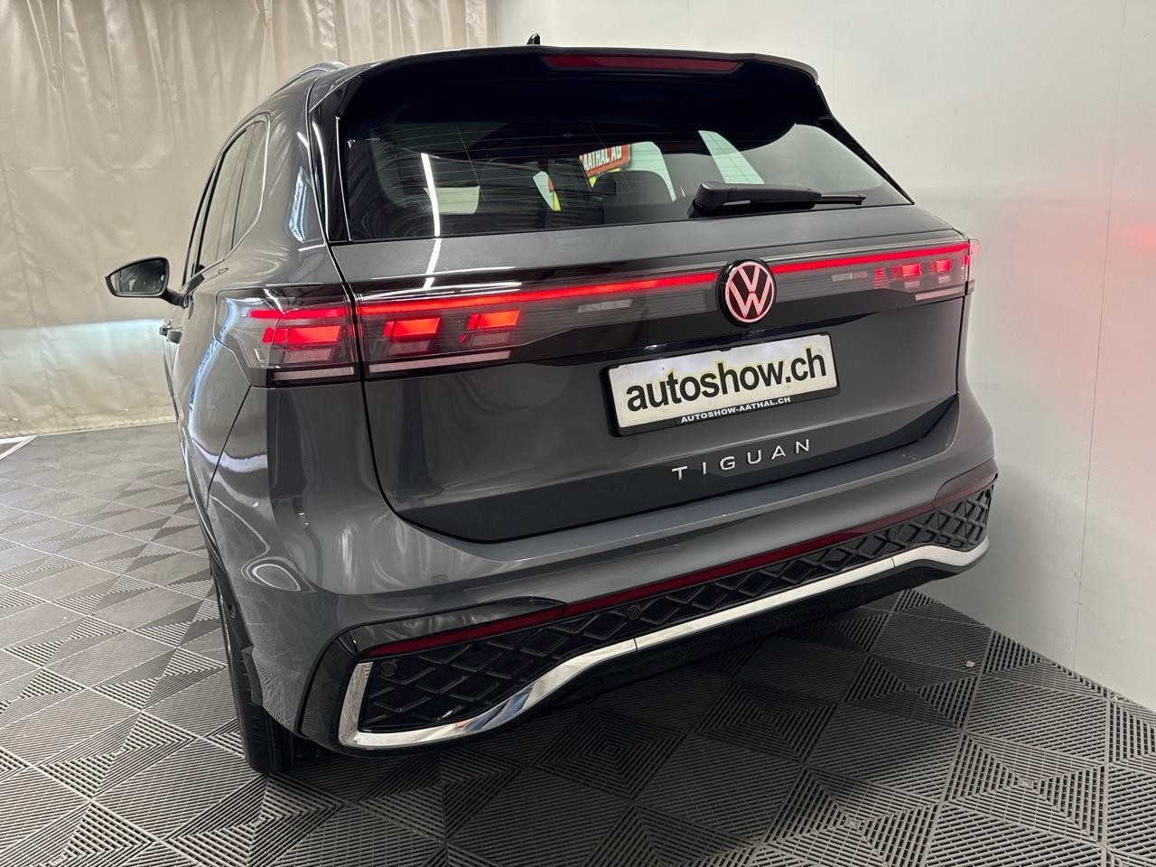 VW Tiguan 2.0 TDI R-Line Limit-image-16