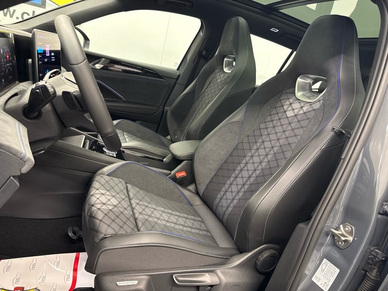 VW Tiguan 2.0 TDI R-Line Limit-showroom-element-3