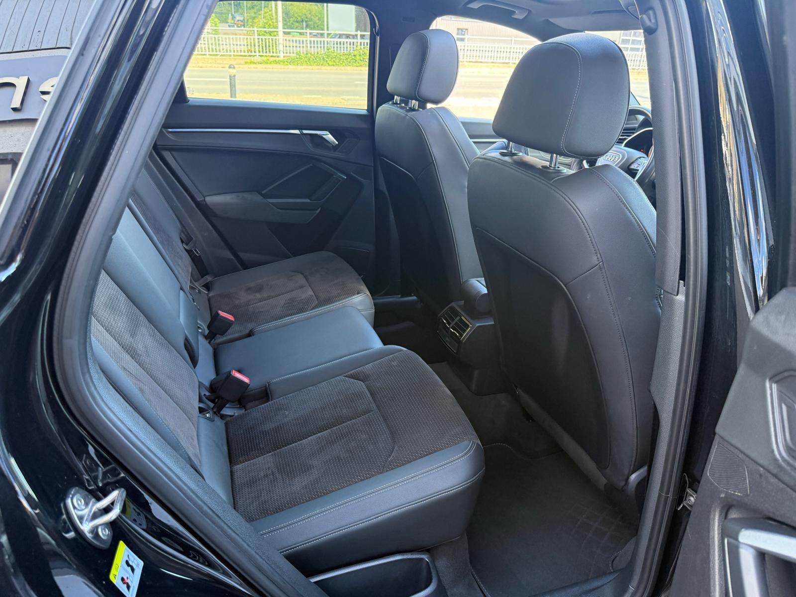 AUDI Q3 45 TFSI S line quattro S-tronic-image-5