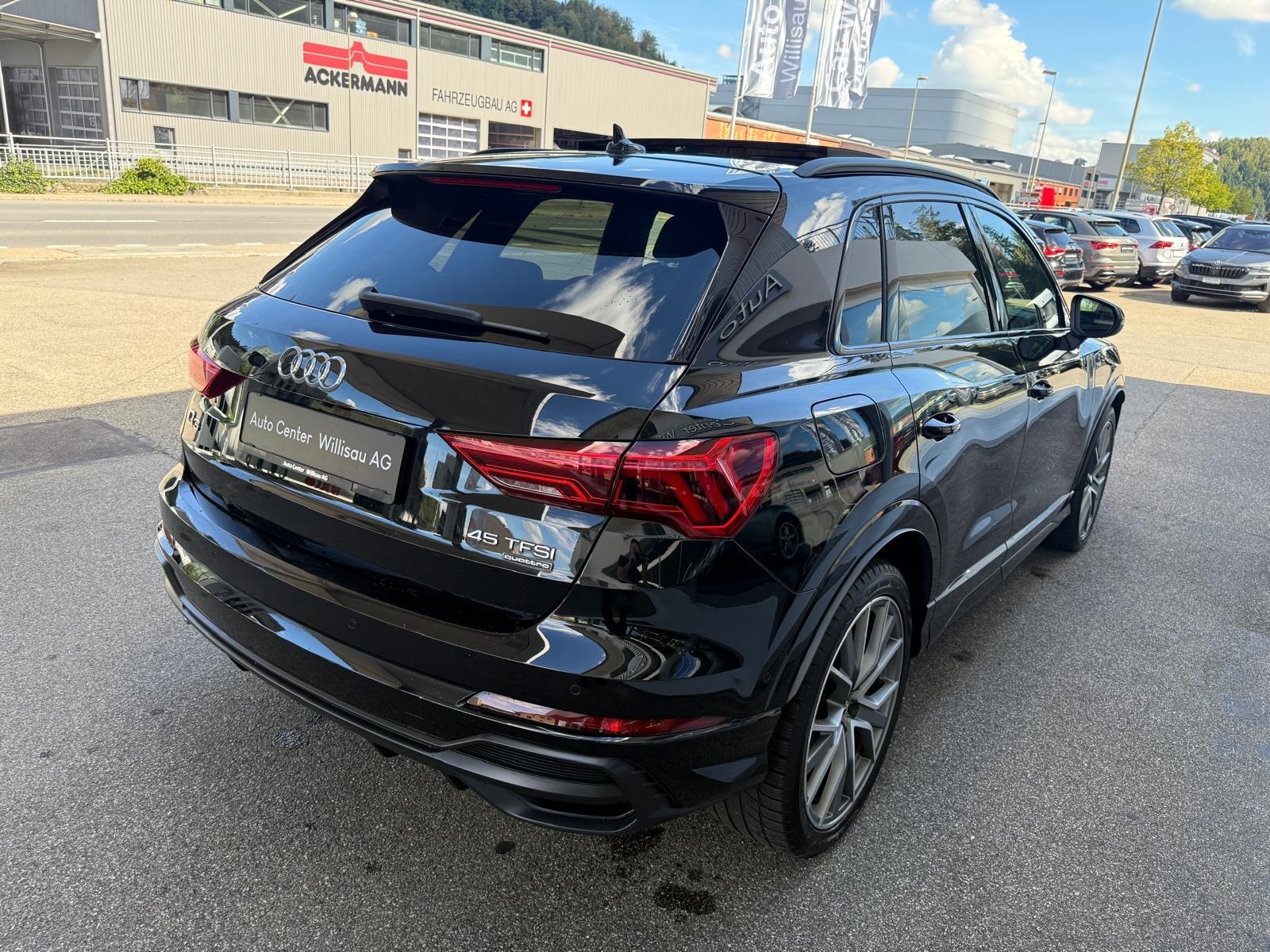 AUDI Q3 45 TFSI S line quattro S-tronic-image-18