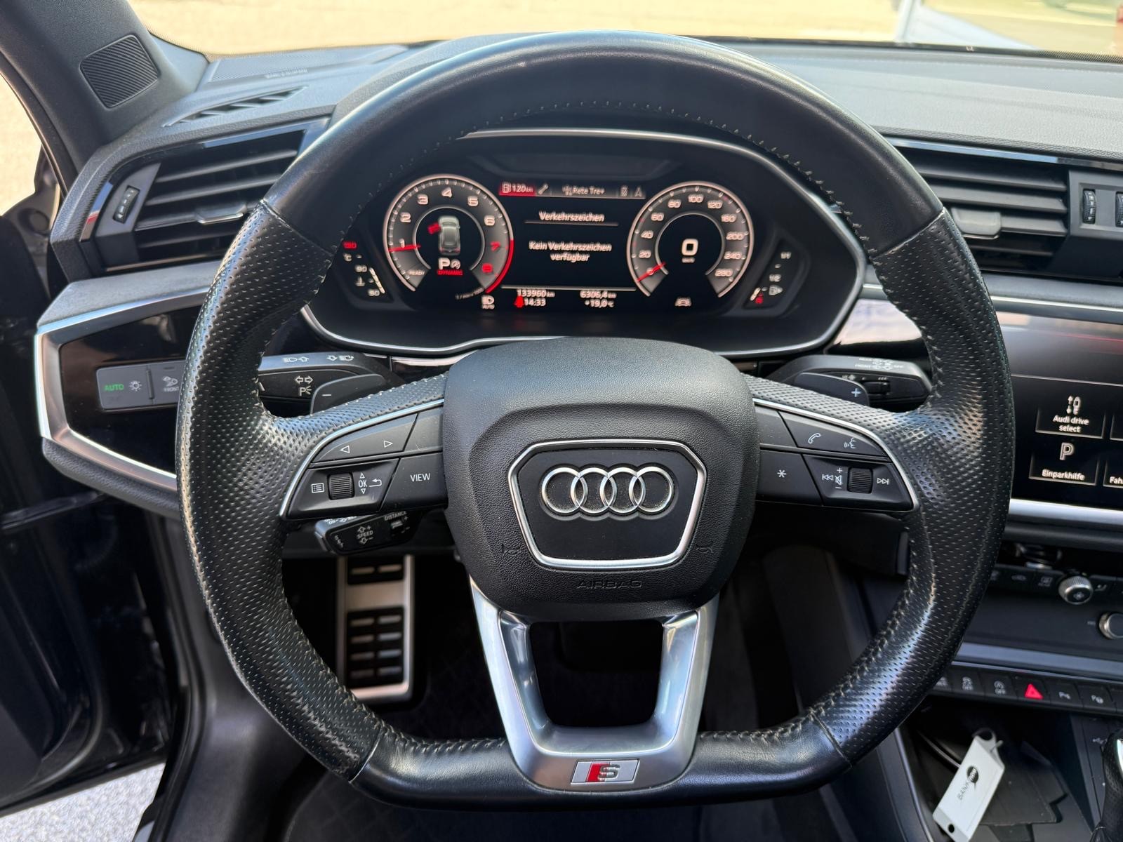 AUDI Q3 45 TFSI S line quattro S-tronic-image-10