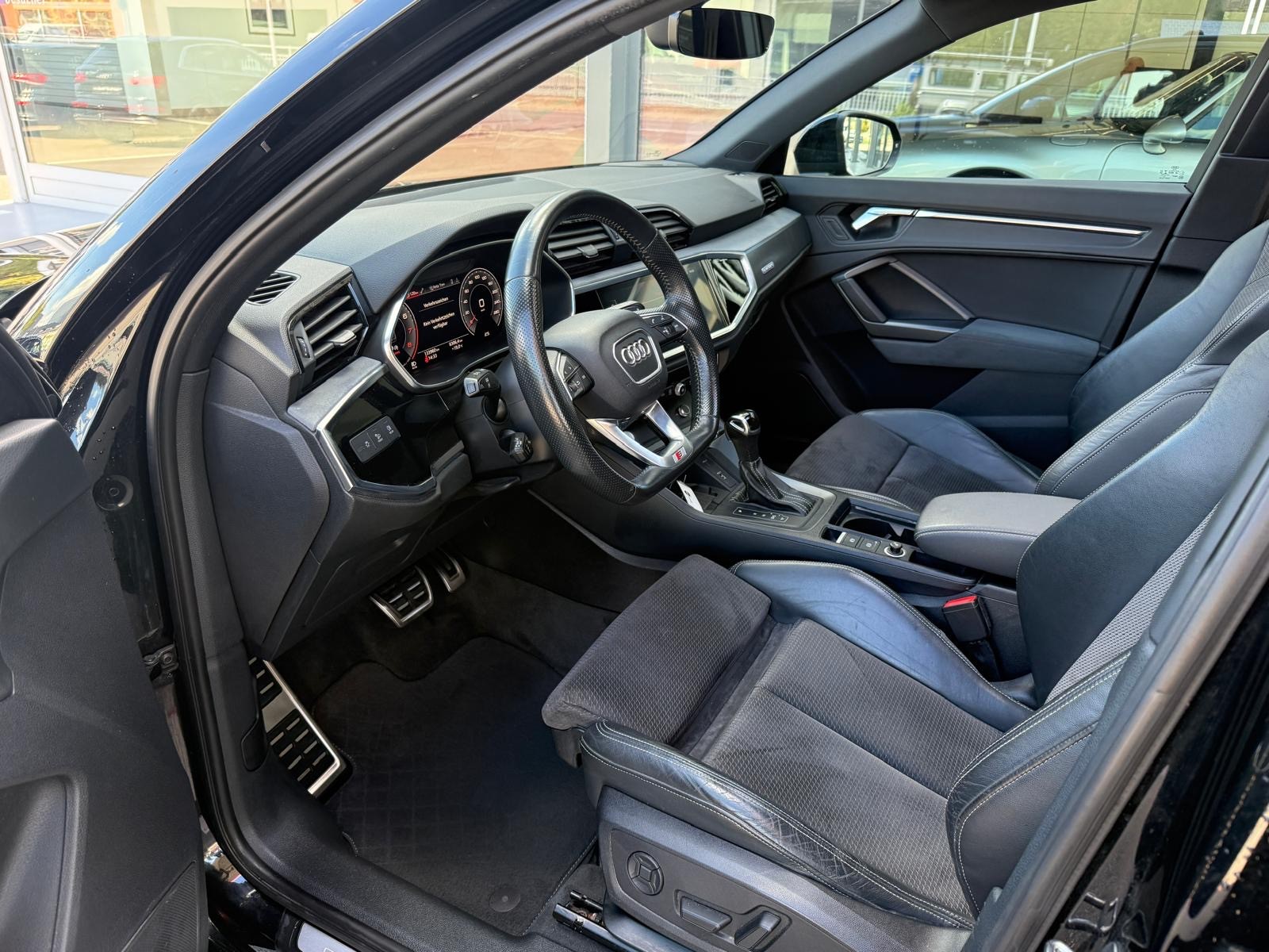 AUDI Q3 45 TFSI S line quattro S-tronic-image-13