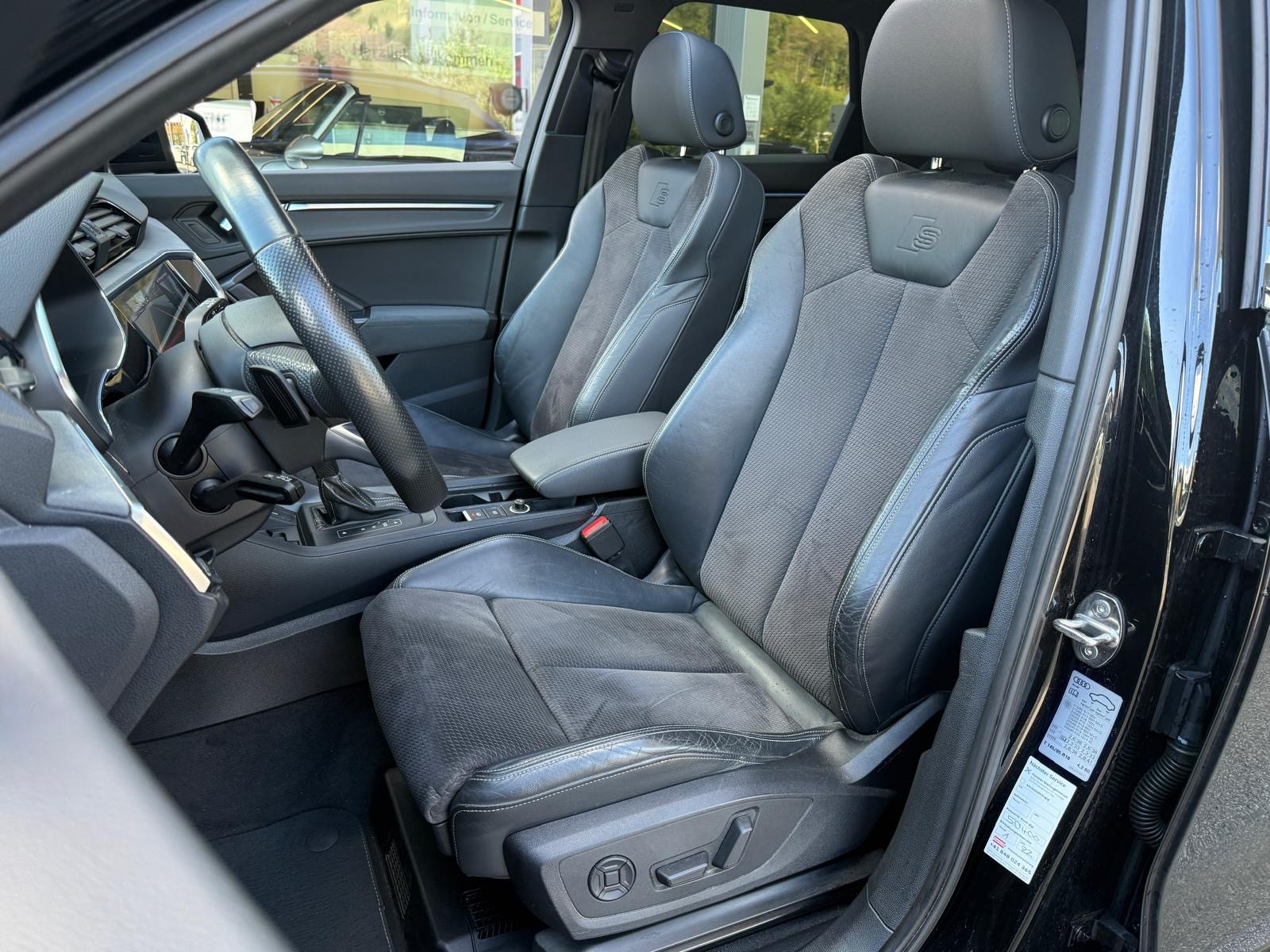 AUDI Q3 45 TFSI S line quattro S-tronic-image-11