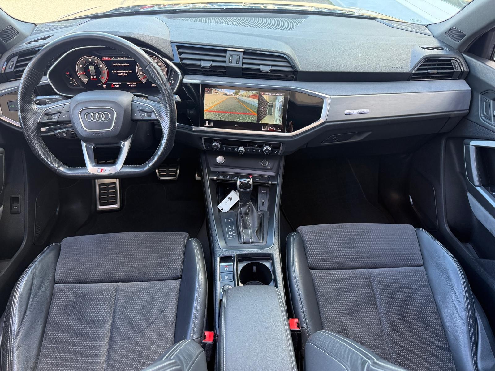 AUDI Q3 45 TFSI S line quattro S-tronic-image-8