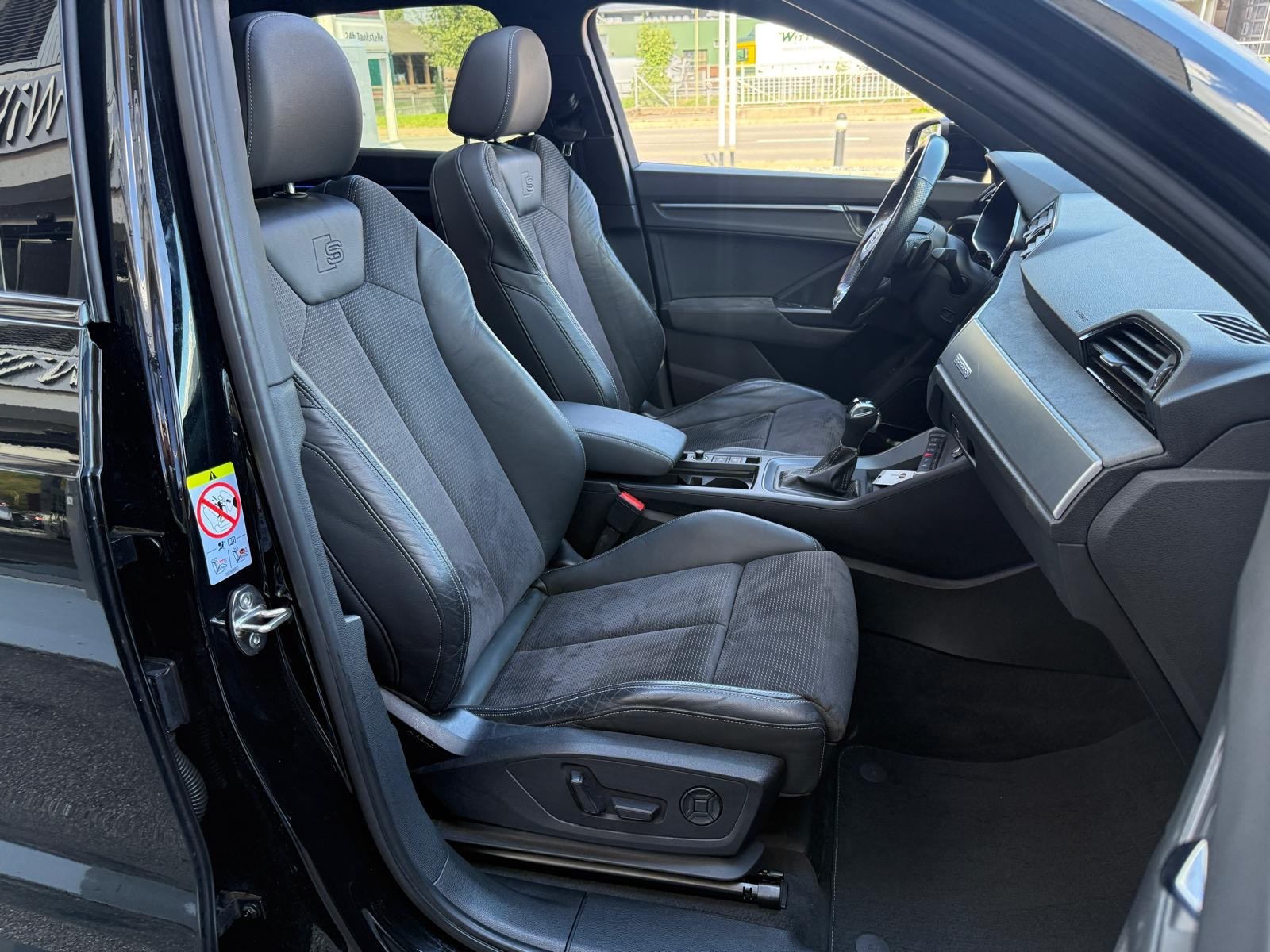 AUDI Q3 45 TFSI S line quattro S-tronic-image-7