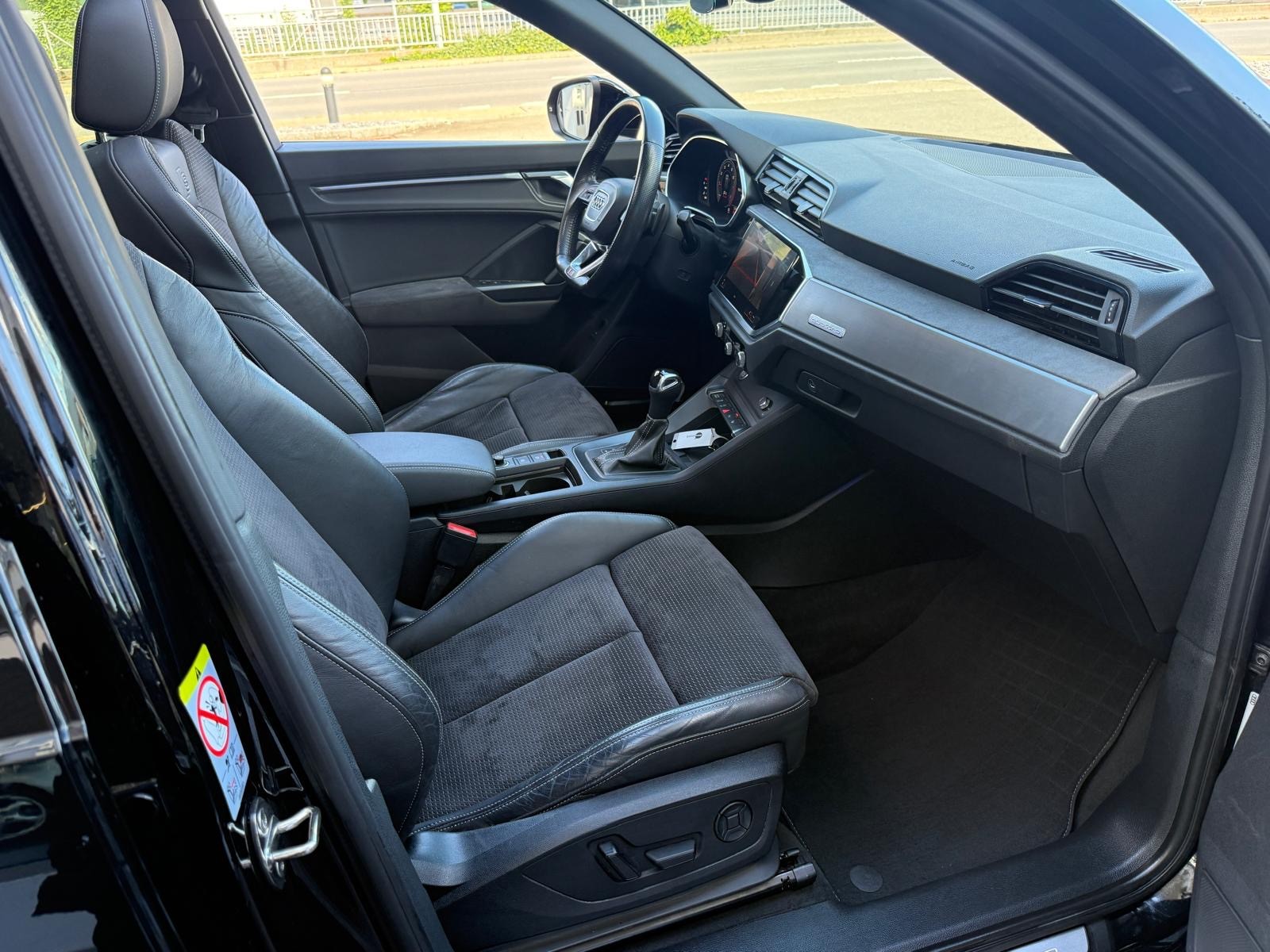 AUDI Q3 45 TFSI S line quattro S-tronic-image-6