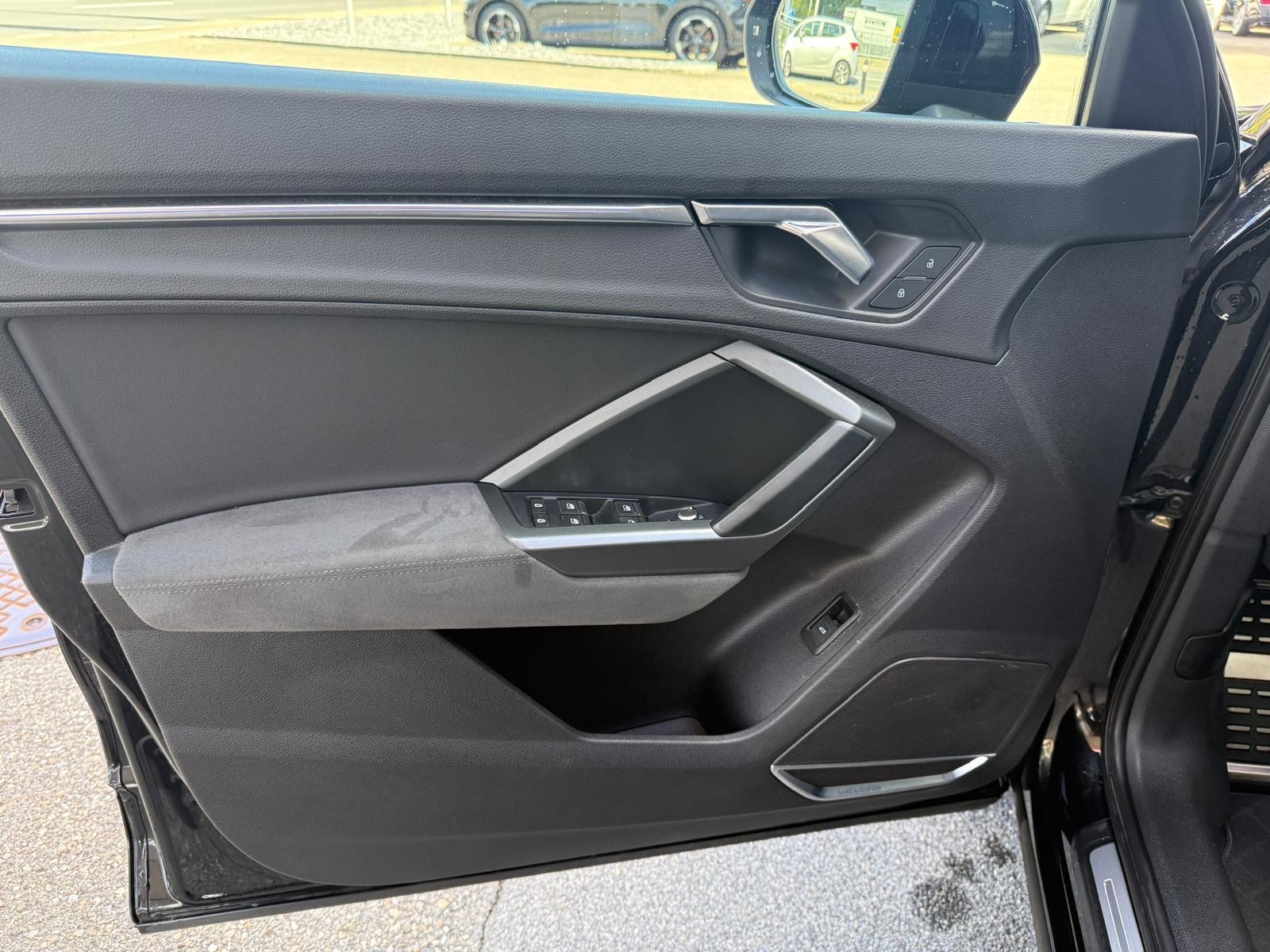 AUDI Q3 45 TFSI S line quattro S-tronic-image-15