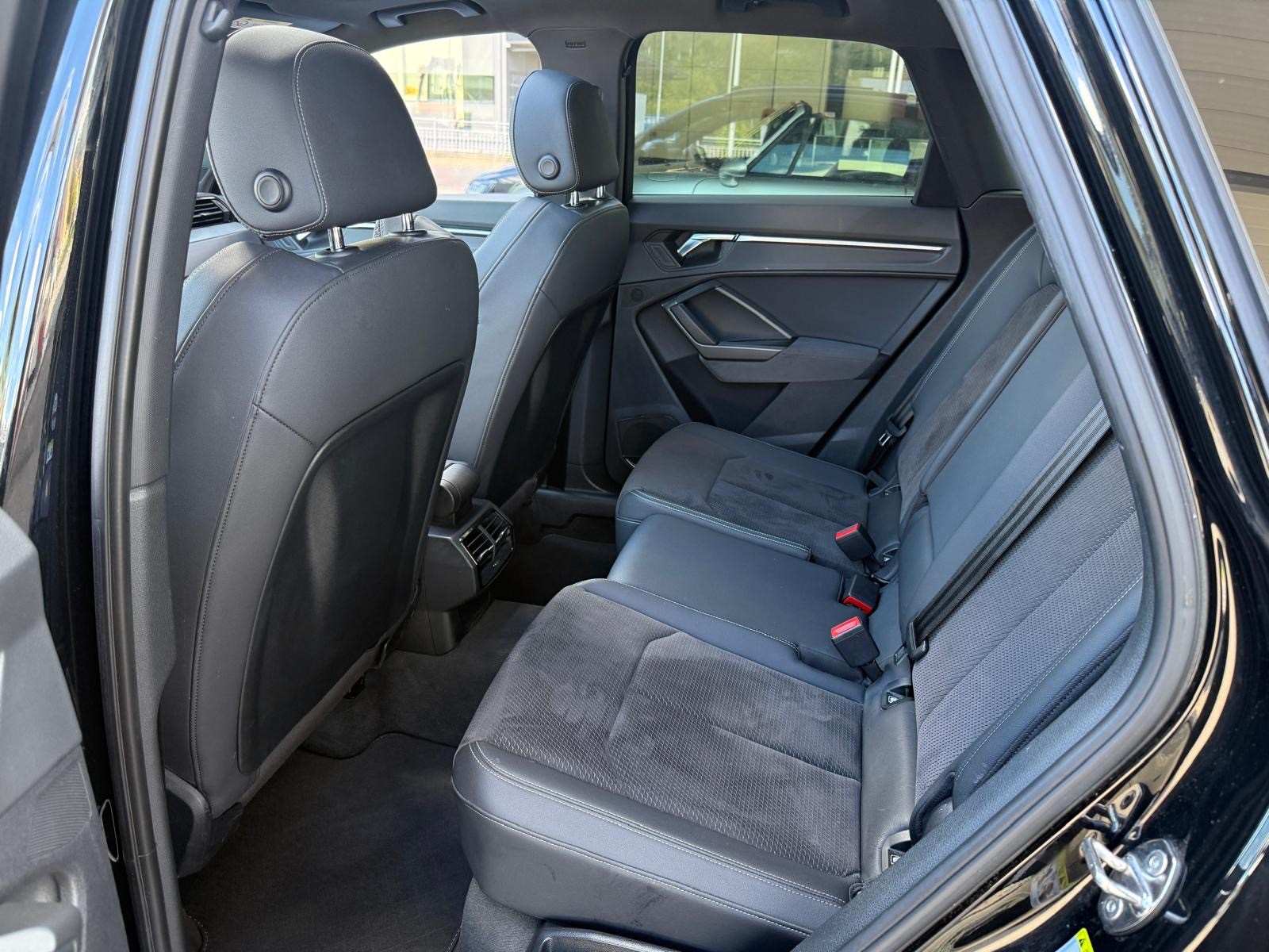 AUDI Q3 45 TFSI S line quattro S-tronic-image-9
