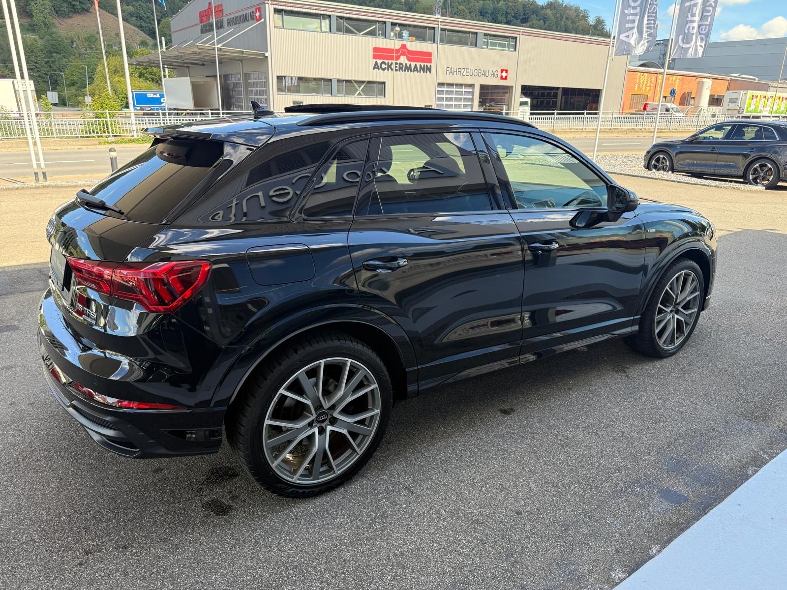 AUDI Q3 45 TFSI S line quattro S-tronic-image-24