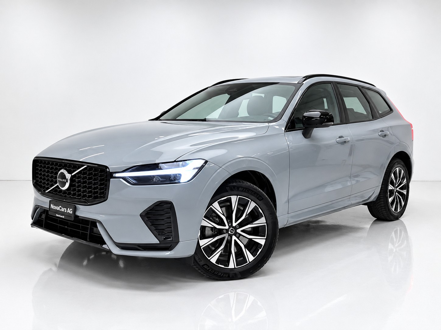 VOLVO XC60 B4 Diesel Mild Hybrid AWD Plus Dark Geartronic-image-0