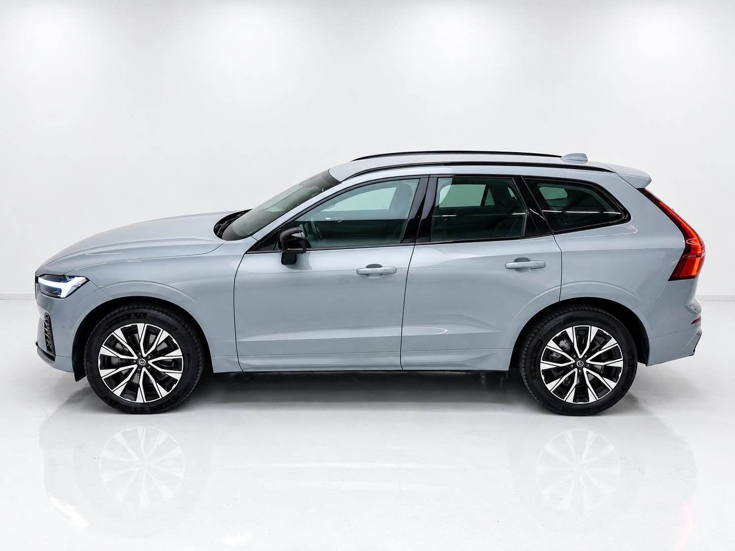 VOLVO XC60 B4 Diesel Mild Hybrid AWD Plus Dark Geartronic-image-2