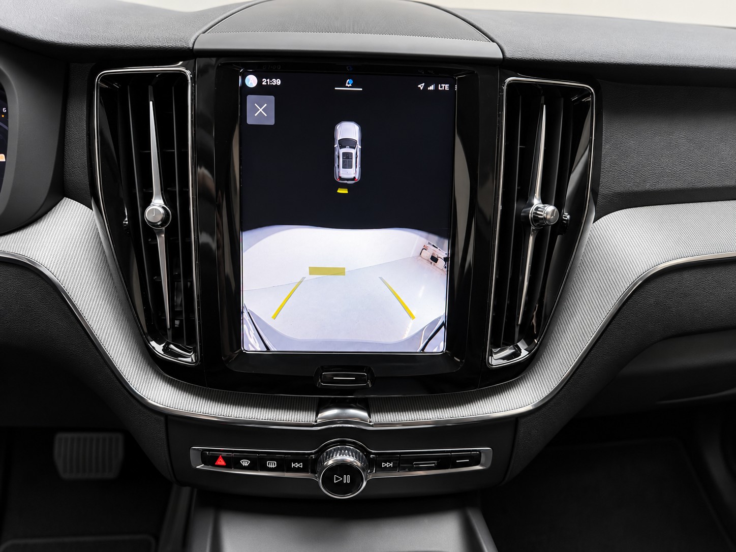 VOLVO XC60 B4 Diesel Mild Hybrid AWD Plus Dark Geartronic-image-25
