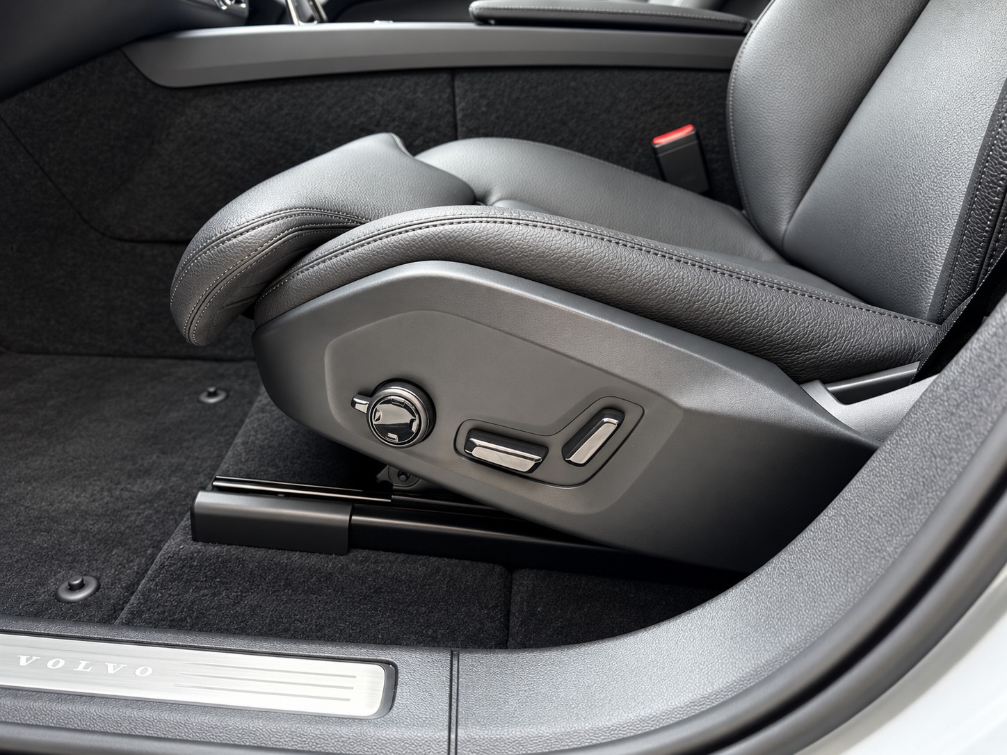 VOLVO XC60 B4 Diesel Mild Hybrid AWD Plus Dark Geartronic-image-29